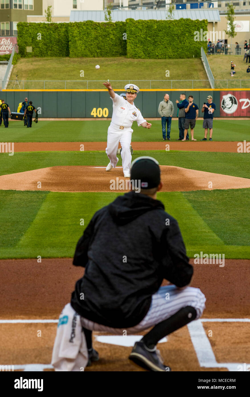 180411-N-MJ645-0368 TUSCALOOSA, Alabama) (11 avril 2018) Le Cmdr. William Flip, commandant du SNLE USS Alabama (731), lance la première balle au Birmingham Barons d'un match de baseball au cours de la Semaine de la Marine Birmingham. Le Bureau de la marine de l'approche communautaire utilise le programme de la Semaine de la Marine d'apporter de l'équipement, marins et affiche à environ 14 villes américaines chaque année pour une semaine de calendrier des missions de sensibilisation. (U.S. Photo par marine Spécialiste de la communication de masse 1re classe Marcus L. Stanley/libéré) Banque D'Images