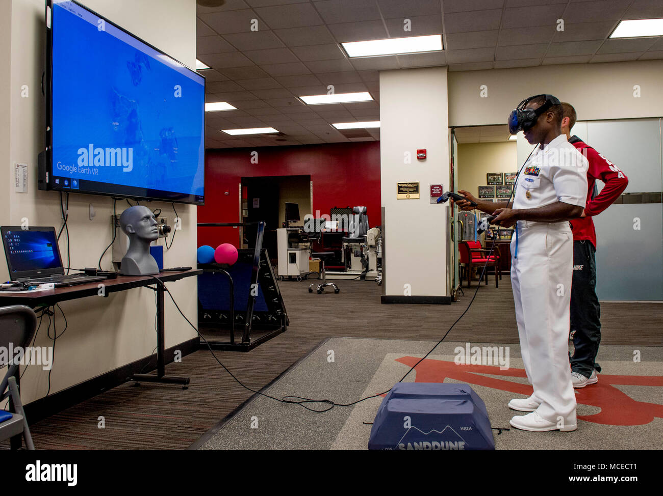 180411-N-MJ645-0122 TUSCALOOSA, Alabama) (11 avril 2018) Master Chief Keith Wilkerson exploite un système de réalité virtuelle utilisée pour la récupération des athlètes blessés au cours d'une visite de l'installation d'athlétisme Mal Moore à l'Université de l'Alabama dans le cadre de la Semaine de la Marine Birmingham. Le Bureau de la marine de l'approche communautaire utilise le programme de la Semaine de la Marine d'apporter de l'équipement, marins et affiche à environ 14 villes américaines chaque année pour une semaine de calendrier des missions de sensibilisation. (U.S. Photo par marine Spécialiste de la communication de masse 1re classe Marcus L. Stanley/libéré) Banque D'Images