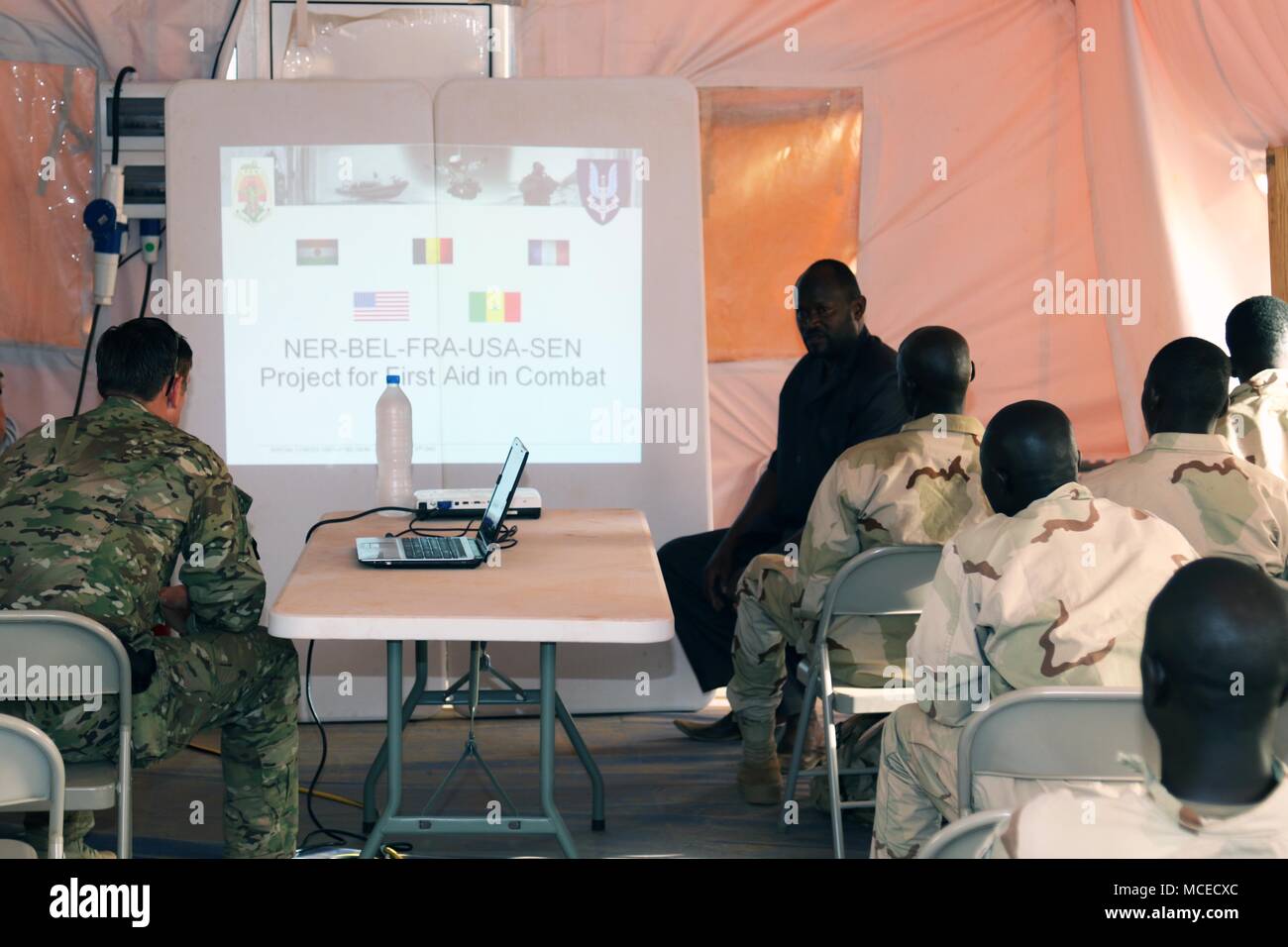 Le Sgt. Joel un U.S. Army Special Forces détachement opérationnel - Alpha communications sergent au 3e Groupe des forces spéciales (Airborne) enseigne une classe médicale de l'armée sénégalaise le 11 avril 2018, Tahoua, Niger. Environ 1 900 militaires de plus de 20 pays d'Afrique de l'ouest et les pays partenaires participant au fusil à silex de 2018 à plusieurs endroits au Niger, au Burkina Faso et au Sénégal. Banque D'Images