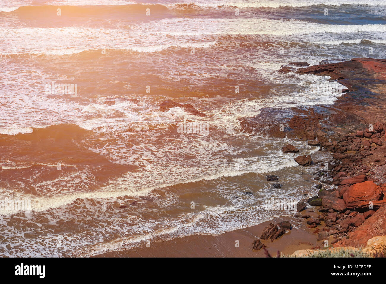 La côte de l'océan Atlantique, Sidi Ifni, au sud-ouest du Maroc au lever du soleil Banque D'Images