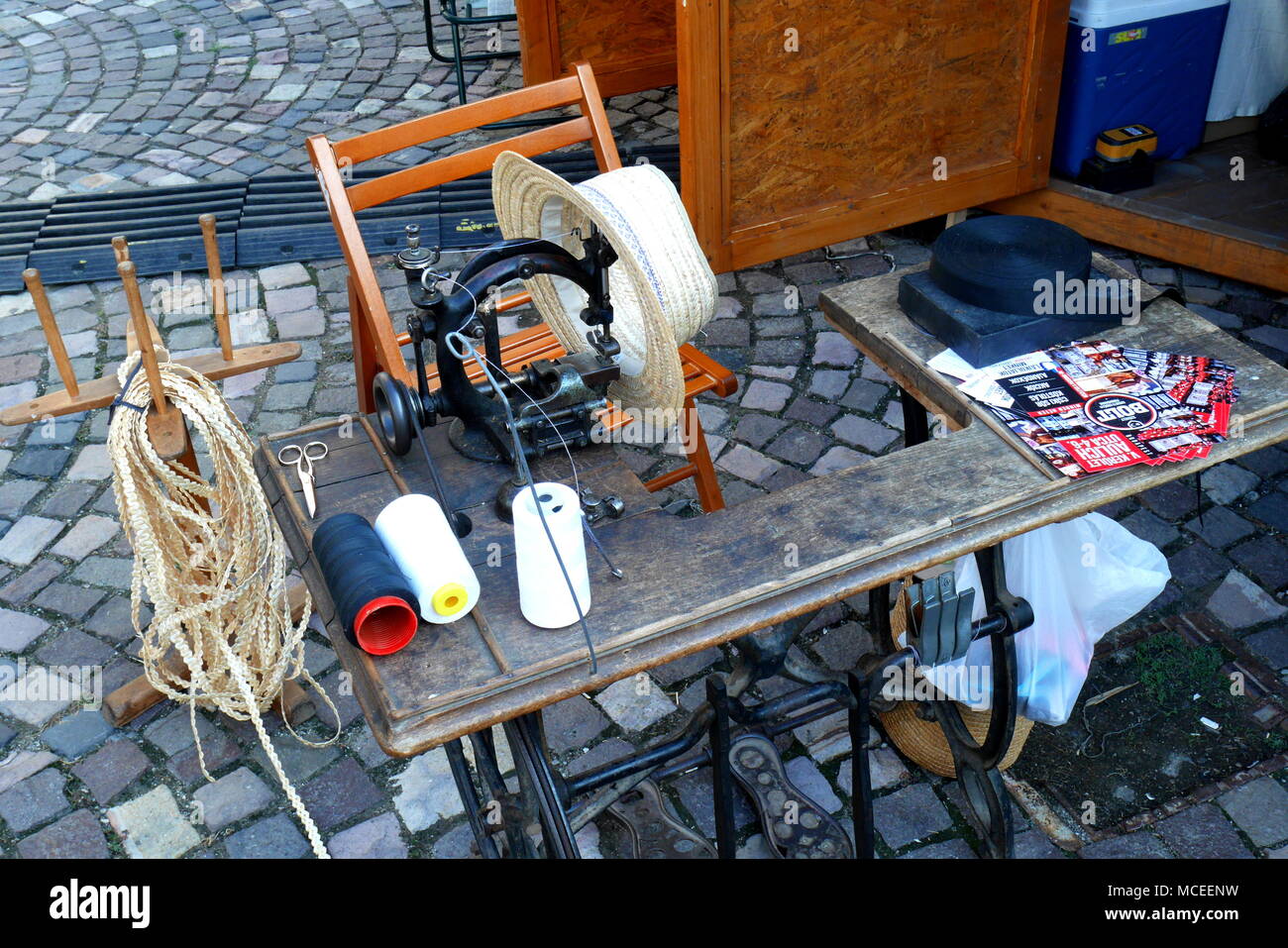 Table du chapelier et de l'équipement ou outils à une foire artisanale, quartier du château, Budapest, Hongrie Banque D'Images