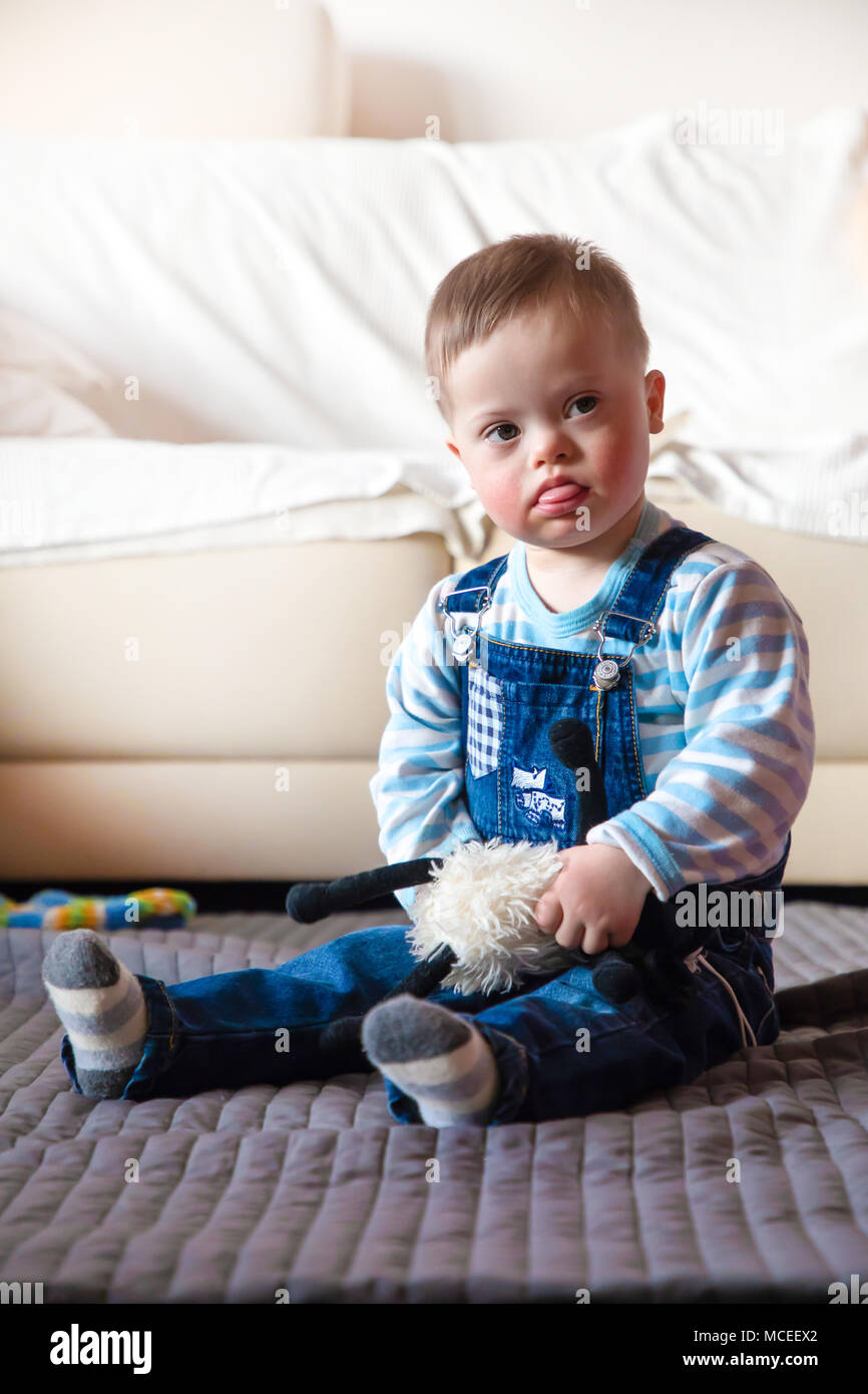Portrait of cute baby boy avec le syndrome de Banque D'Images