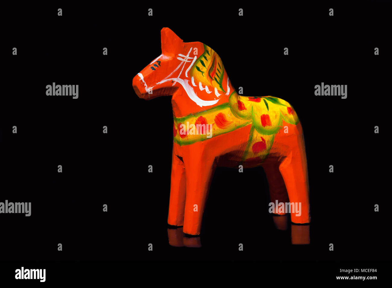 Swedish Dalecarlian horse ou Dala horse est une statuette en bois peint traditionnel Banque D'Images