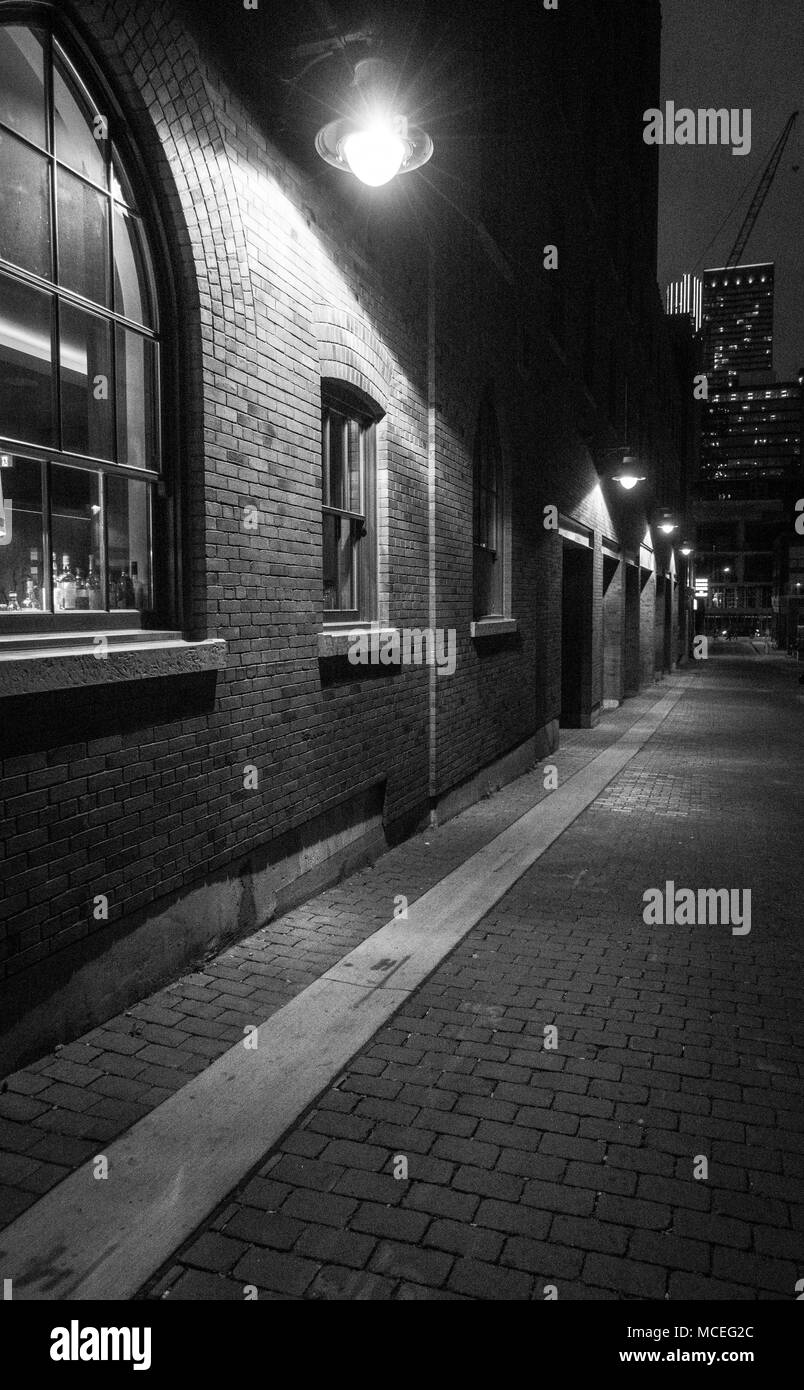 Ville illuminée et trottoir durant la nuit, Toronto, Canada Banque D'Images