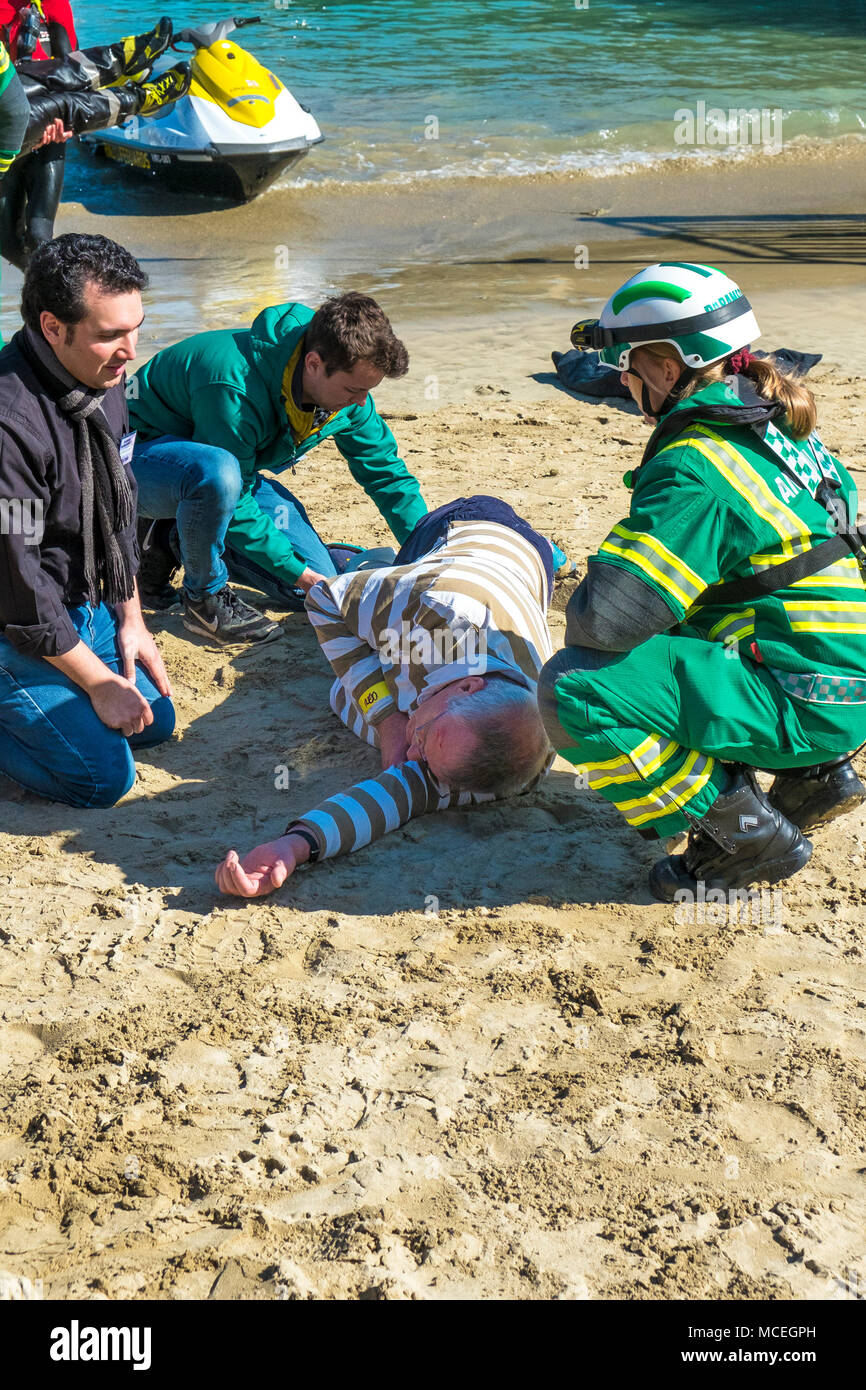 Les bénévoles et les professionnels de la santé participant à un GMICE (une bonne médecine dans des environnements difficiles) incident majeur à l'exercice dans le port de Newquay Banque D'Images