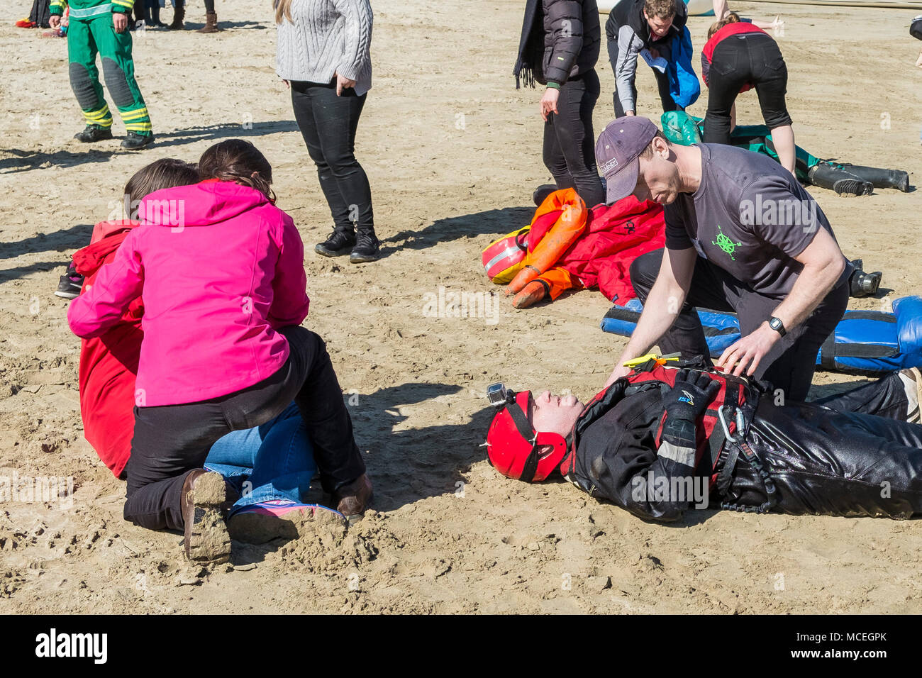 Les bénévoles et les professionnels de la santé participant à un GMICE (une bonne médecine dans des environnements difficiles) incident majeur à l'exercice dans le port de Newquay Banque D'Images