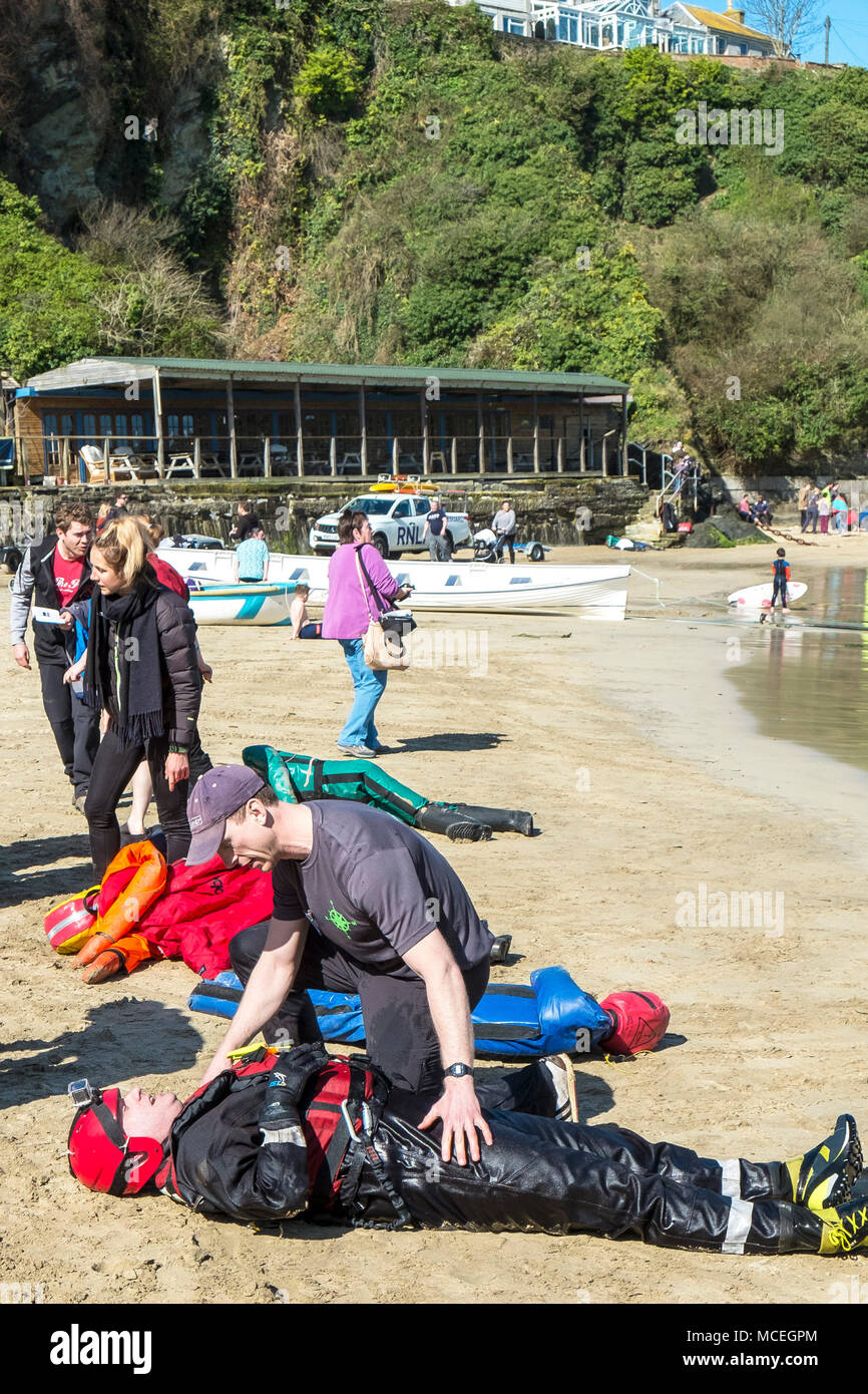 Les bénévoles et les professionnels de la santé participant à un GMICE (une bonne médecine dans des environnements difficiles) incident majeur à l'exercice dans le port de Newquay Banque D'Images