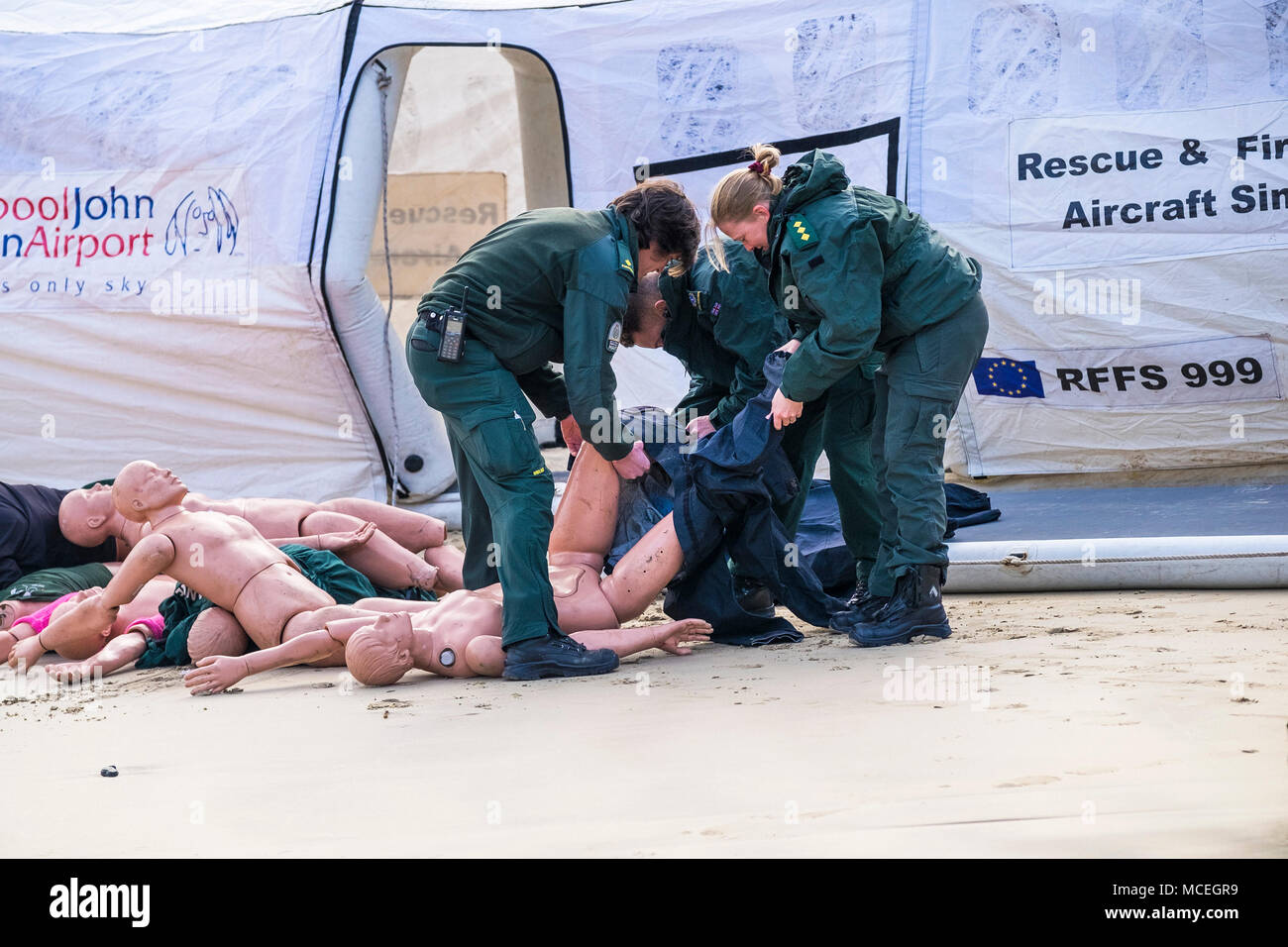 Les ambulanciers s'habiller des mannequins au préparation pour utilisation dans un GMICE incident majeur de l'exercice dans le port de Newquay en Cornouailles. Banque D'Images
