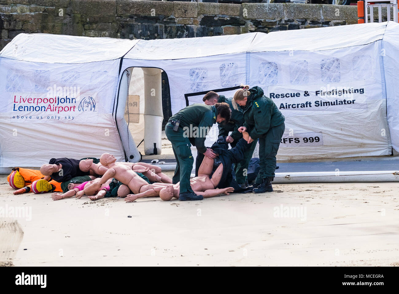 Les ambulanciers enfiler ses vêtements sur des mannequins en vue de participer à un GMICE (une bonne médecine dans des environnements difficiles) incident majeur exerci Banque D'Images