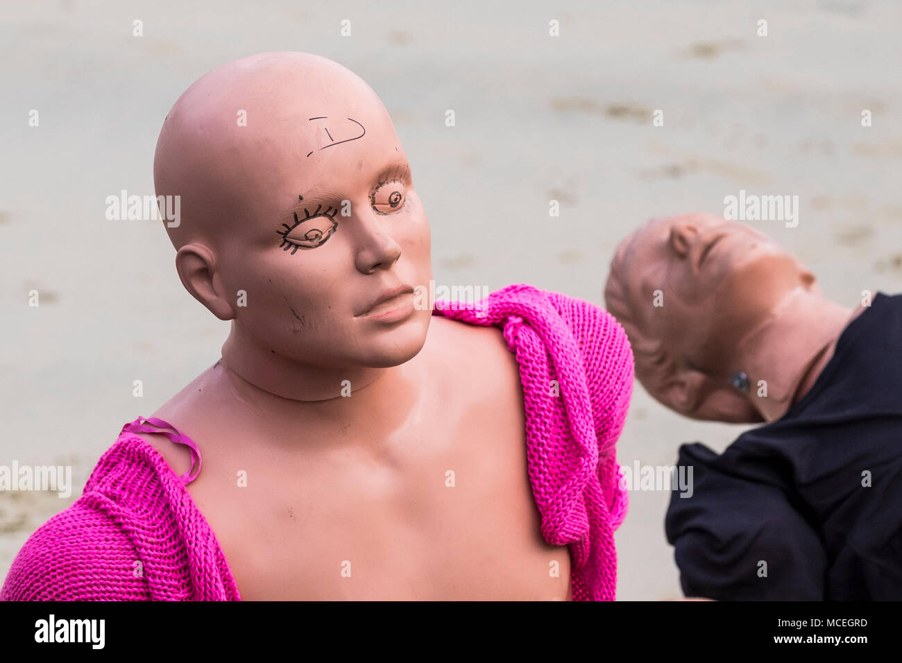 Les Mannequins en attente d'être utilisé dans un GMICE (une bonne médecine dans des environnements difficiles) incident majeur de l'exercice dans le port de Newquay en Cornouailles. Banque D'Images