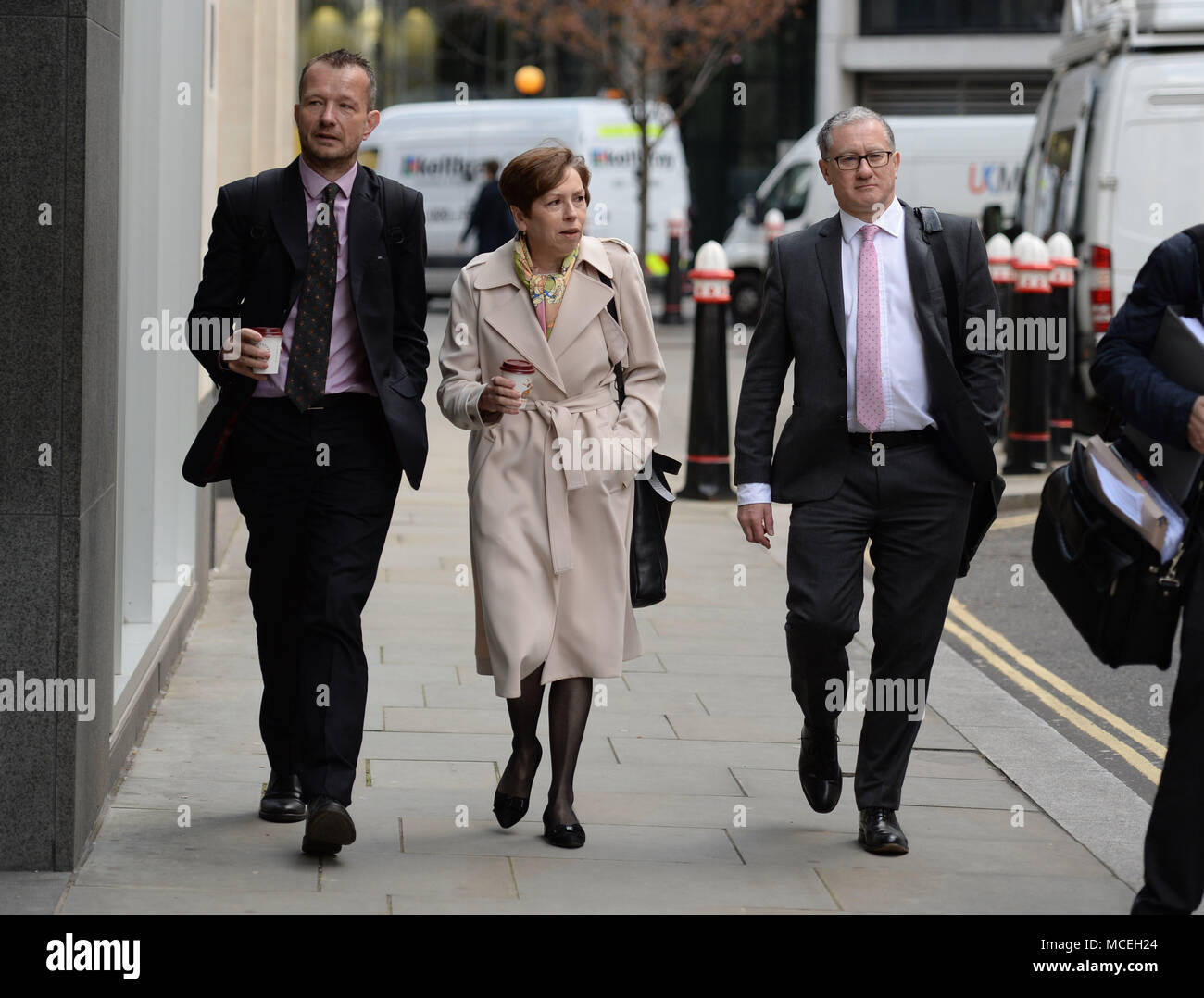 (De gauche à droite) Jonathan Munro Directeur de BBC News Gathering, Franscesca Unsworth, directeur de la BBC, d'information et d'actualité et Gary Smith, ancien BBC Accueil Rédacteur en chef et chef des nouvelles à BBC Scotland, arriver à la Rolls Building à Londres pour la poursuite de l'action judiciaire avec Sir Cliff Richard sur la BBC la couverture d'un raid de la police à son appartement dans le Berkshire en août 2014. Banque D'Images