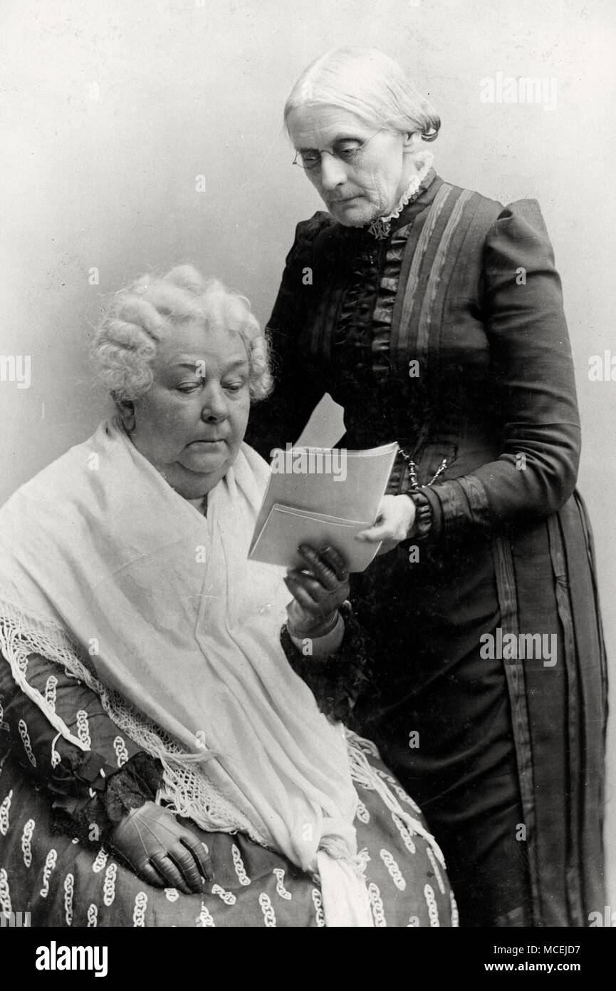 Elizabeth Cady Stanton, assis, et Susan B. Anthony, debout, de trois-quarts portrait, vers 1890 Banque D'Images