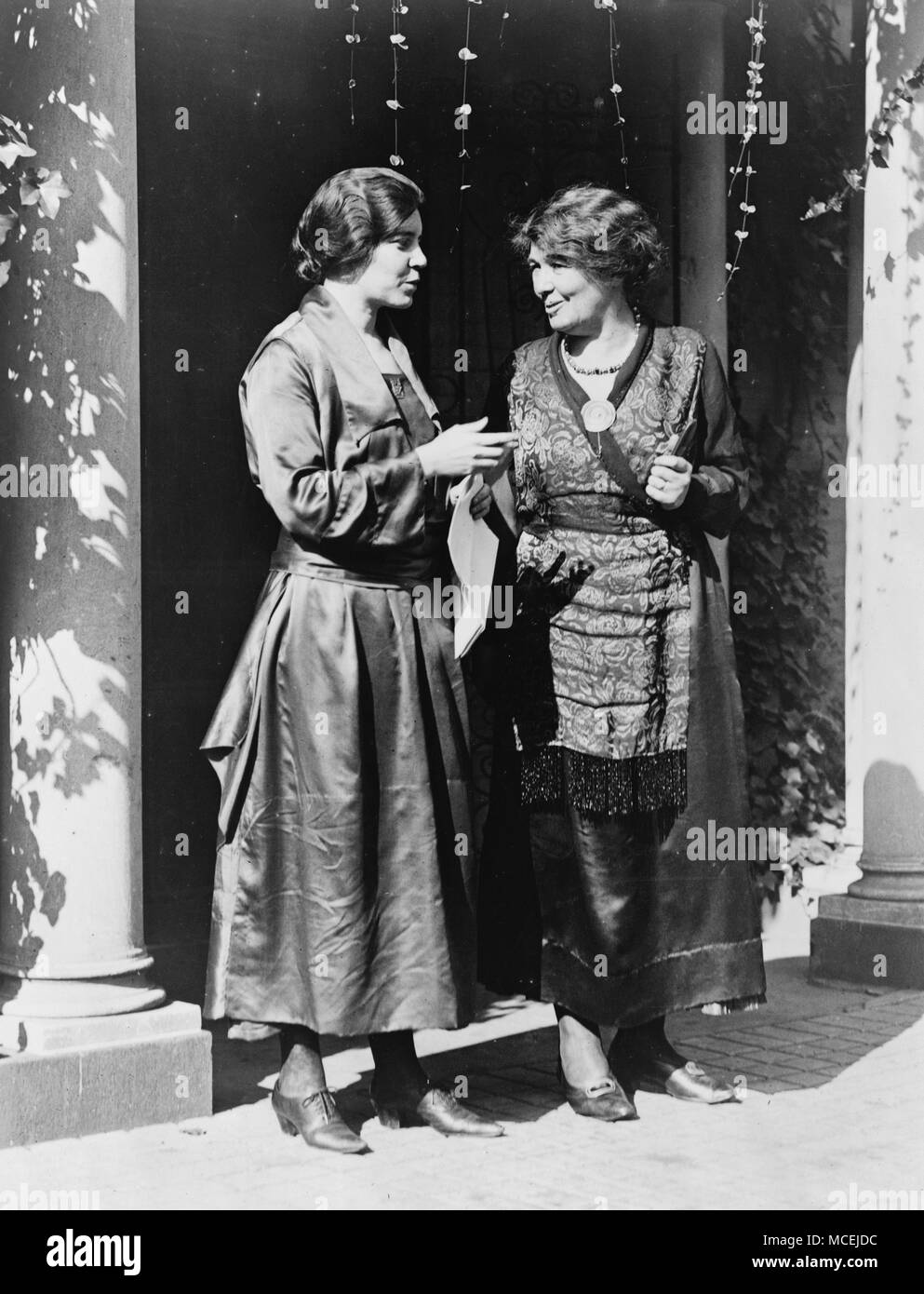 Mme Pethick-Lawrence (suffrage universel, leader et Miss Alice Paul de la National Woman's Party, portrait en pied, debout, Washington, D.C., vers 1910 Banque D'Images