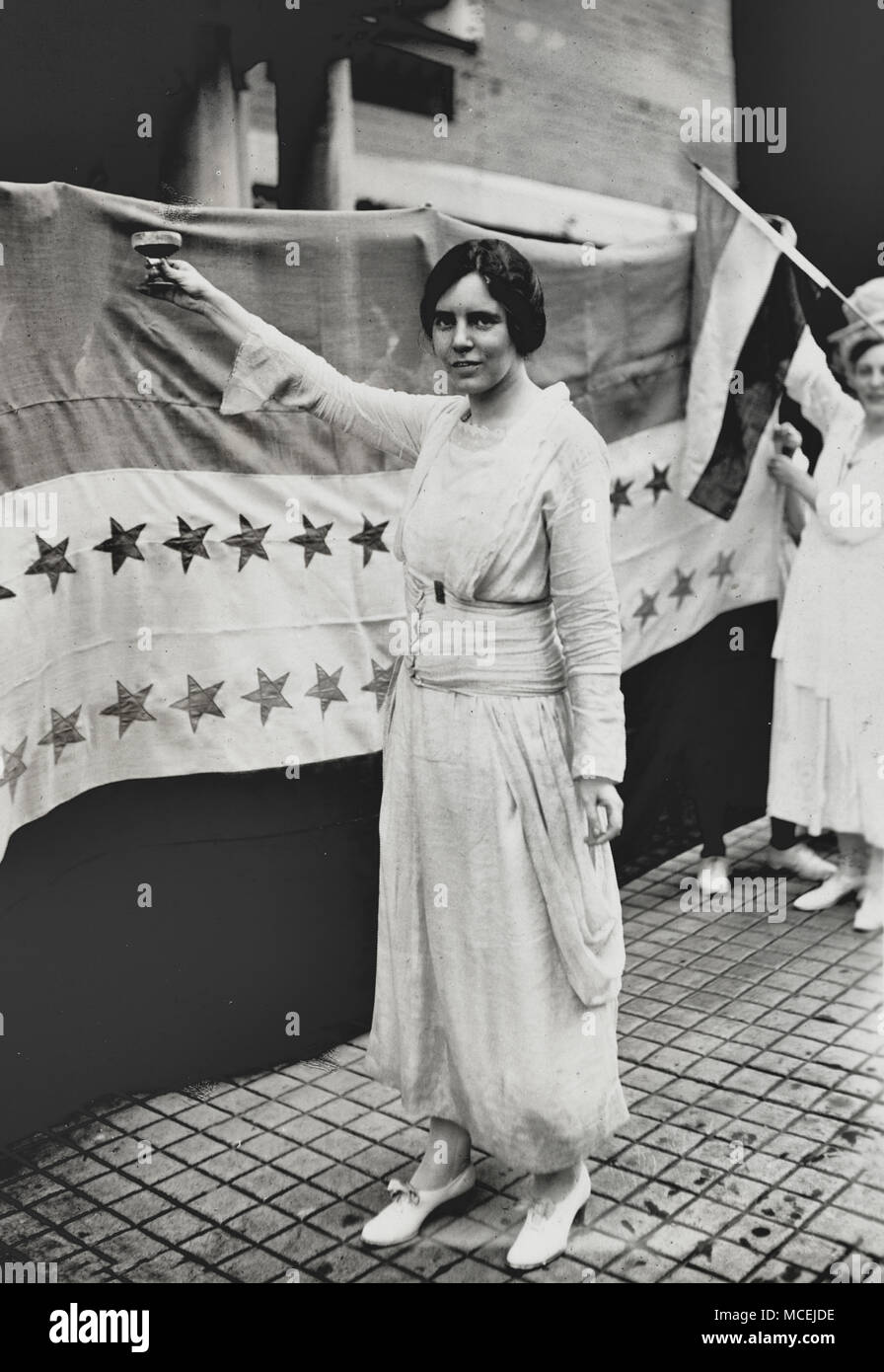 Alice Paul, portrait en pied, debout, face à la gauche, la vitre avec la main droite, vers 1920 Banque D'Images