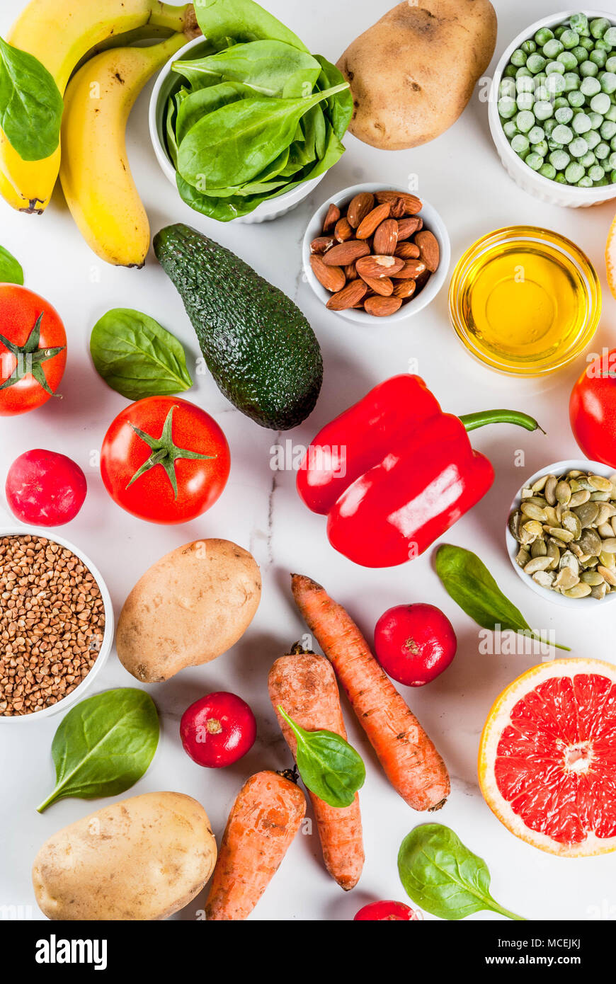 Arrière-plan de la nourriture saine, des produits de régime alcalin - fruits, légumes, céréales, noix, huiles. marbre blanc au-dessus de l'arrière-plan Banque D'Images