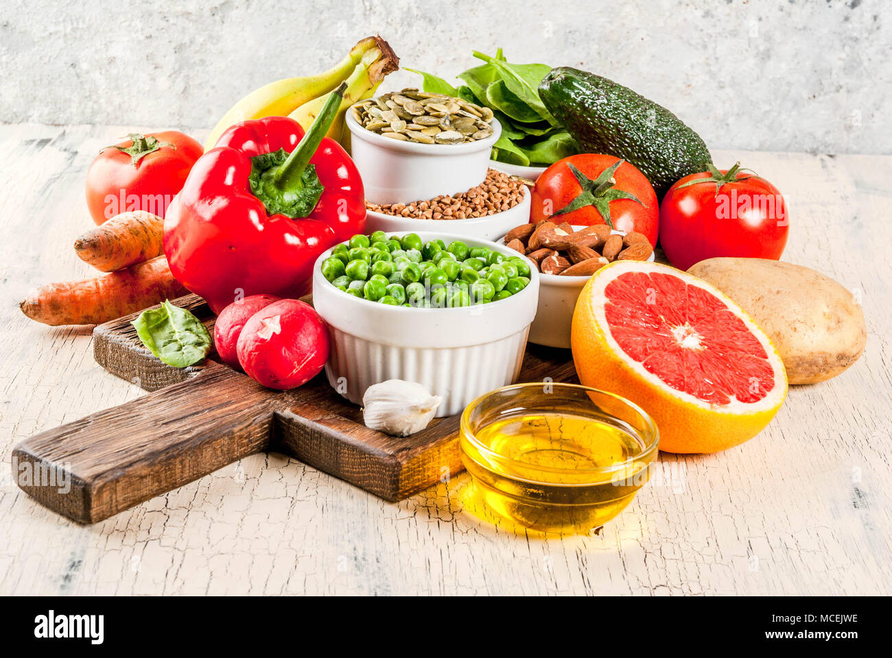 Arrière-plan de la nourriture saine, des produits de régime alcalin - fruits, légumes, céréales, noix, huiles. fond béton léger Banque D'Images