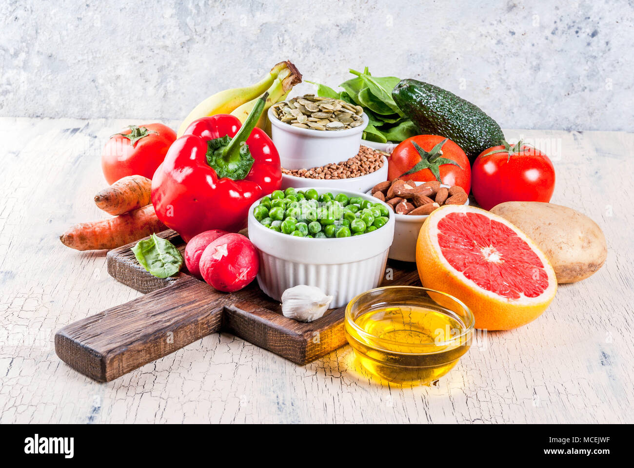 Arrière-plan de la nourriture saine, des produits de régime alcalin - fruits, légumes, céréales, noix, huiles. fond béton léger Banque D'Images