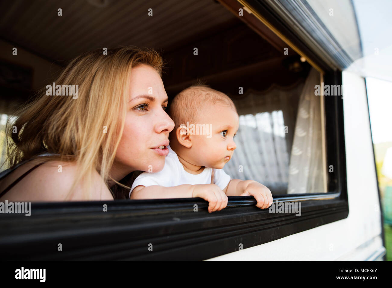 Mere Et Bebe Dans Un Camping Car Photo Stock Alamy Mere Et Bebe Dans Un Camping Car Photo Stock Alamy
