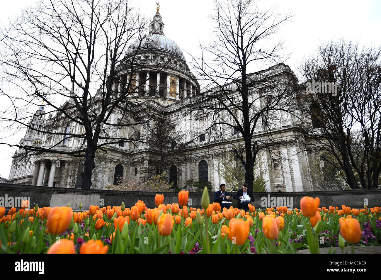 Les travailleurs prennent leur déjeuner à l'extérieur la Cathédrale St Paul à Londres. La Grande-Bretagne devrait se prélasser au soleil et températures en hausse cette semaine dans le pays semble prête à voir la journée la plus chaude de l'année jusqu'à présent. Banque D'Images