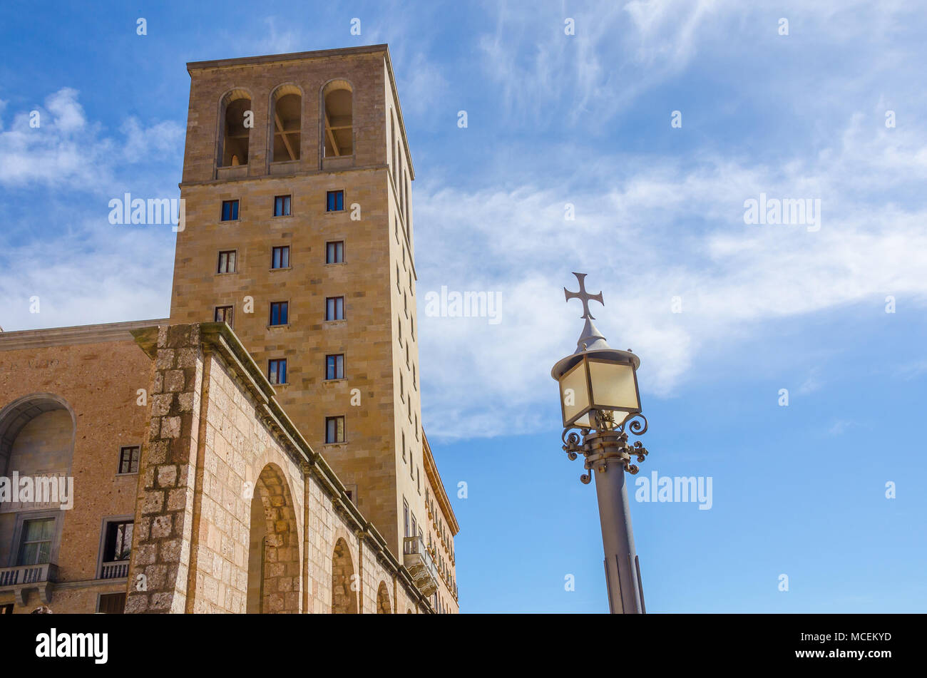 Une vue de la tour de Santa Maria de l'Abbaye de Montserrat en Espagne. La façade, comme nous le voyons aujourd'hui a été conçu par Francesc Folguera. Banque D'Images