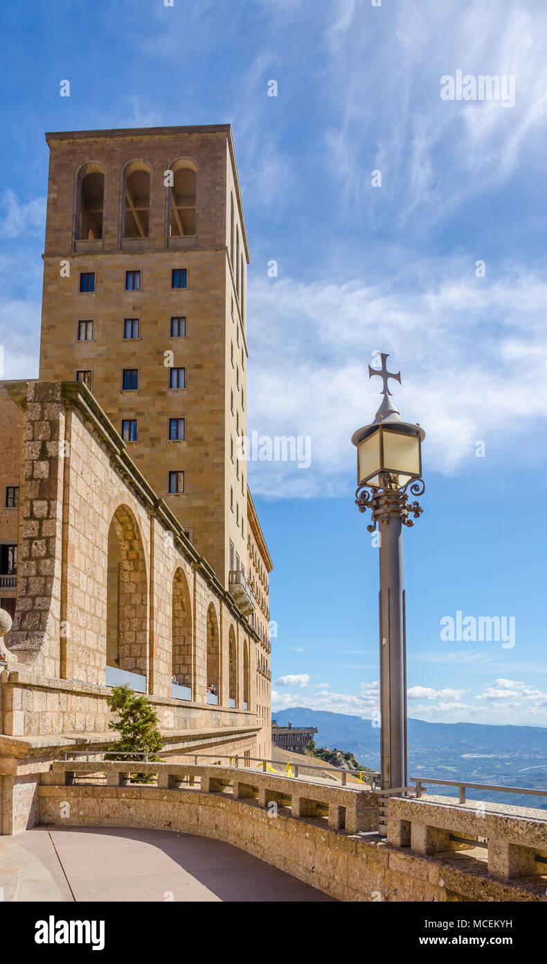 Une vue de la tour de Santa Maria de l'Abbaye de Montserrat en Espagne. La façade, comme nous le voyons aujourd'hui a été conçu par Francesc Folguera. Banque D'Images