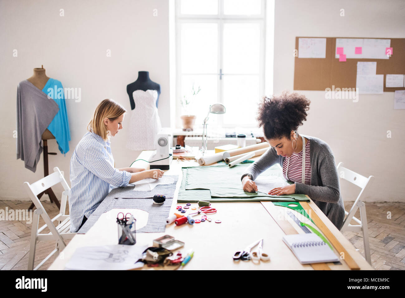 Les jeunes femmes créatives dans un studio, jeune entreprise. Banque D'Images