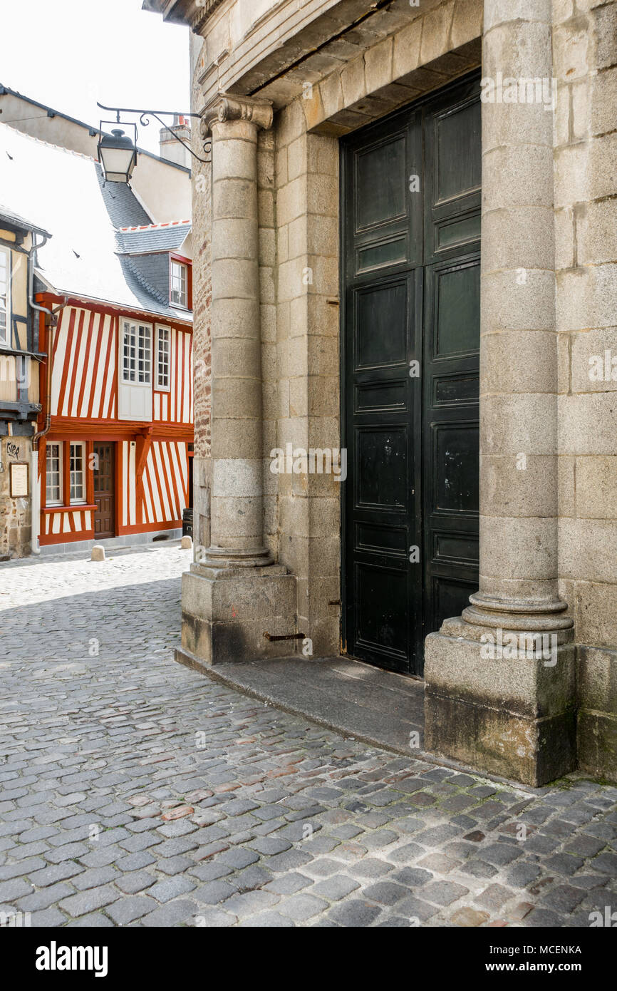 Vue de la porte noire en cobblestone alley, Bretagne, France, Europe Banque D'Images