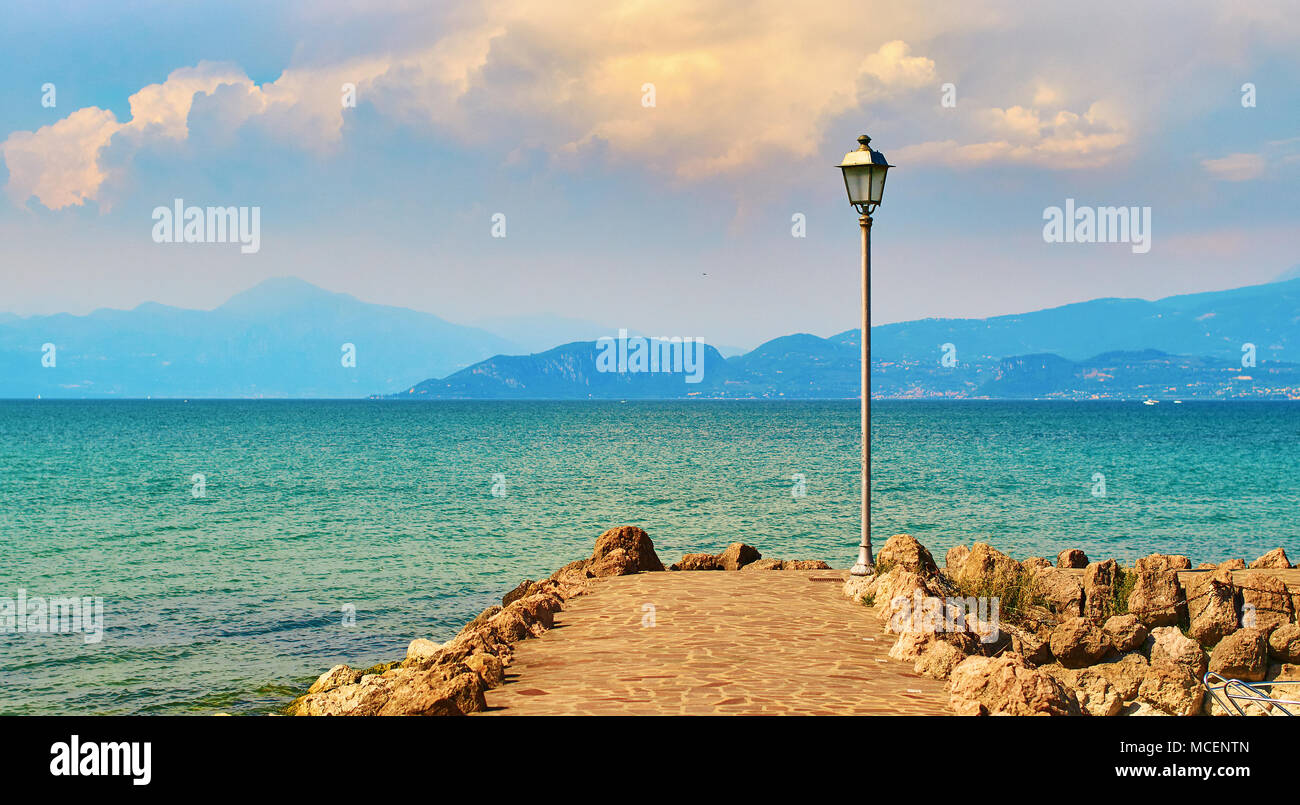 Lonely lanterne sur le lac de Garde en Italie Banque D'Images