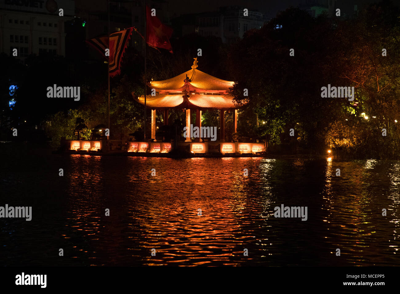 Les lumières de la Ngoc temple du soleil reflétée sur le lac Hoan Kiem de Hanoi, au Vietnam, en Asie du sud-est Banque D'Images