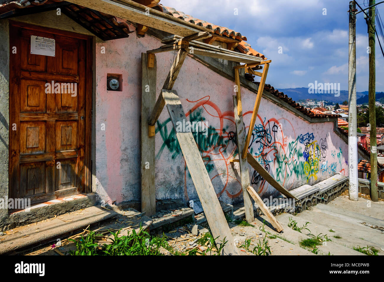 San Cristobal de las Casas, Mexique - Mars 26, 2015 : Graffiti sur mur maison ancienne dans le centre historique de San Cristobal de las Casas, Chiapas Banque D'Images