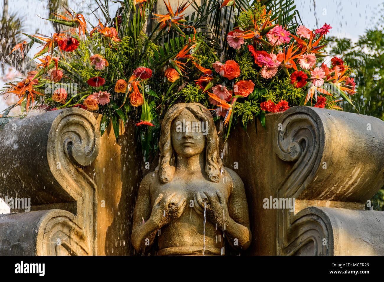 Antigua, Guatemala - 9 mars, 2018 : Mermaid fontaine en place centrale de la ville coloniale et site du patrimoine mondial de l'UNESCO Banque D'Images