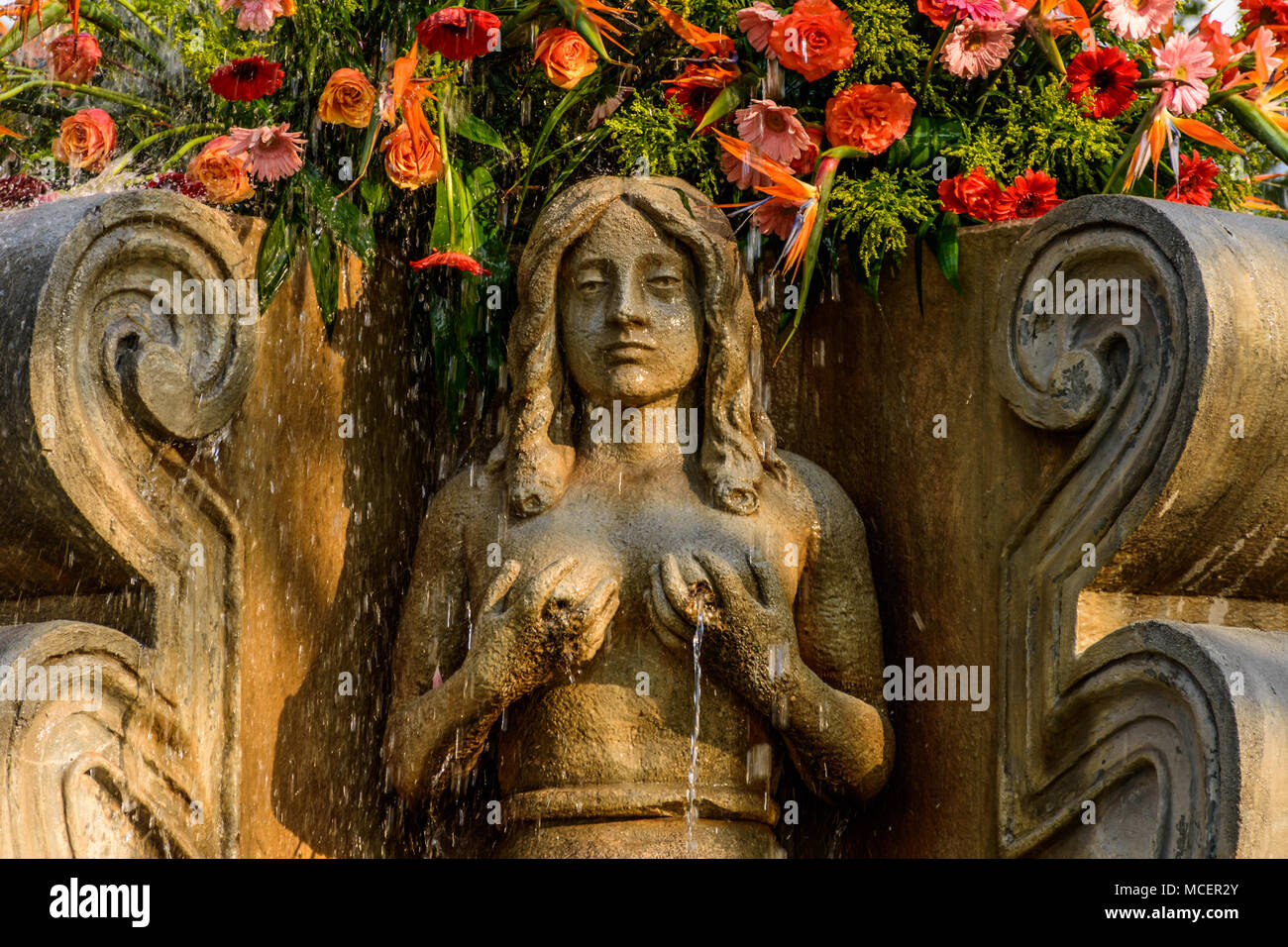 Antigua, Guatemala - 9 mars, 2018 : Libre de sirène fontaine en place centrale de la ville coloniale et site du patrimoine mondial de l'UNESCO Banque D'Images
