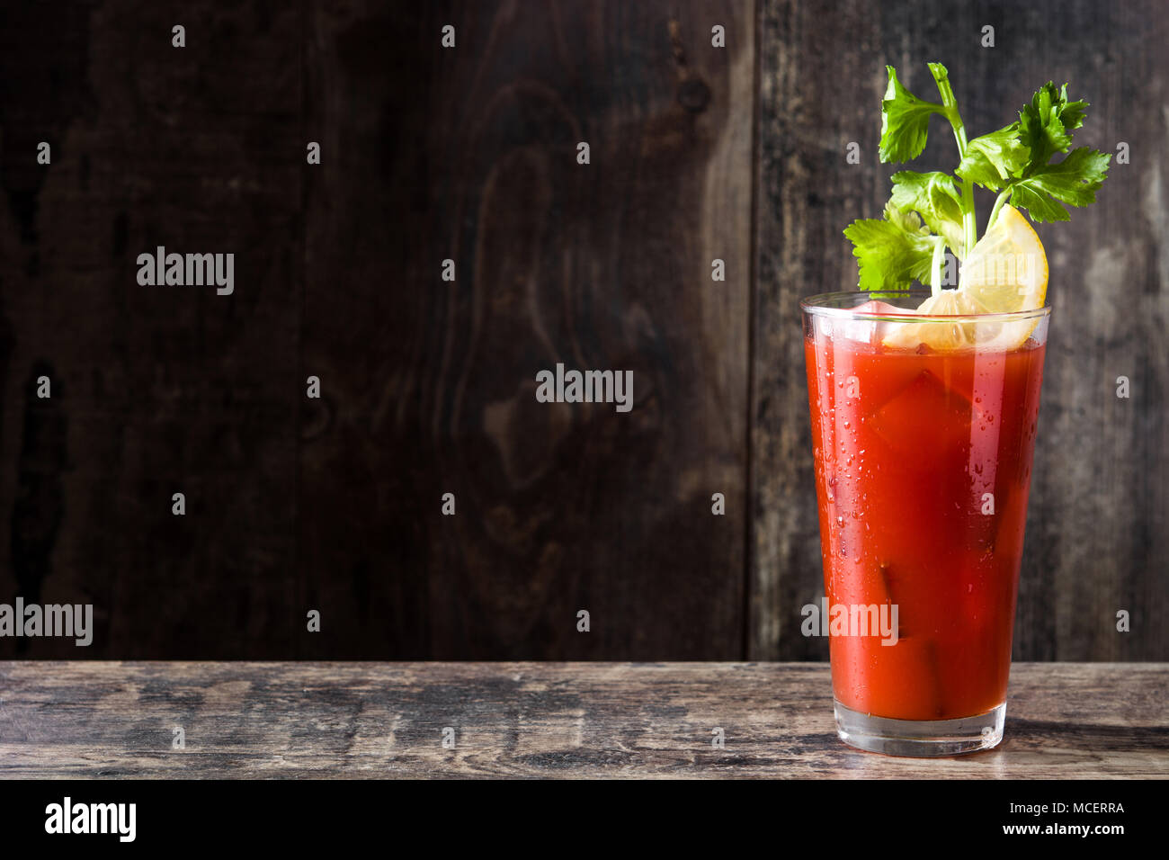 Cocktail Bloody Mary en verre sur fond blanc.Copyspace Banque D'Images