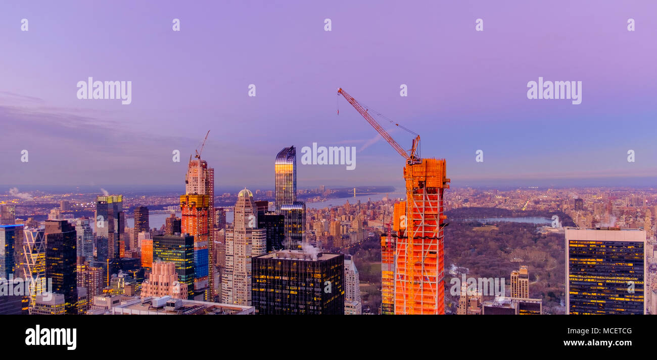 Vue de Manhattan au coucher du soleil d'un gratte-ciel, New York City, États-Unis, janvier 2018 Banque D'Images