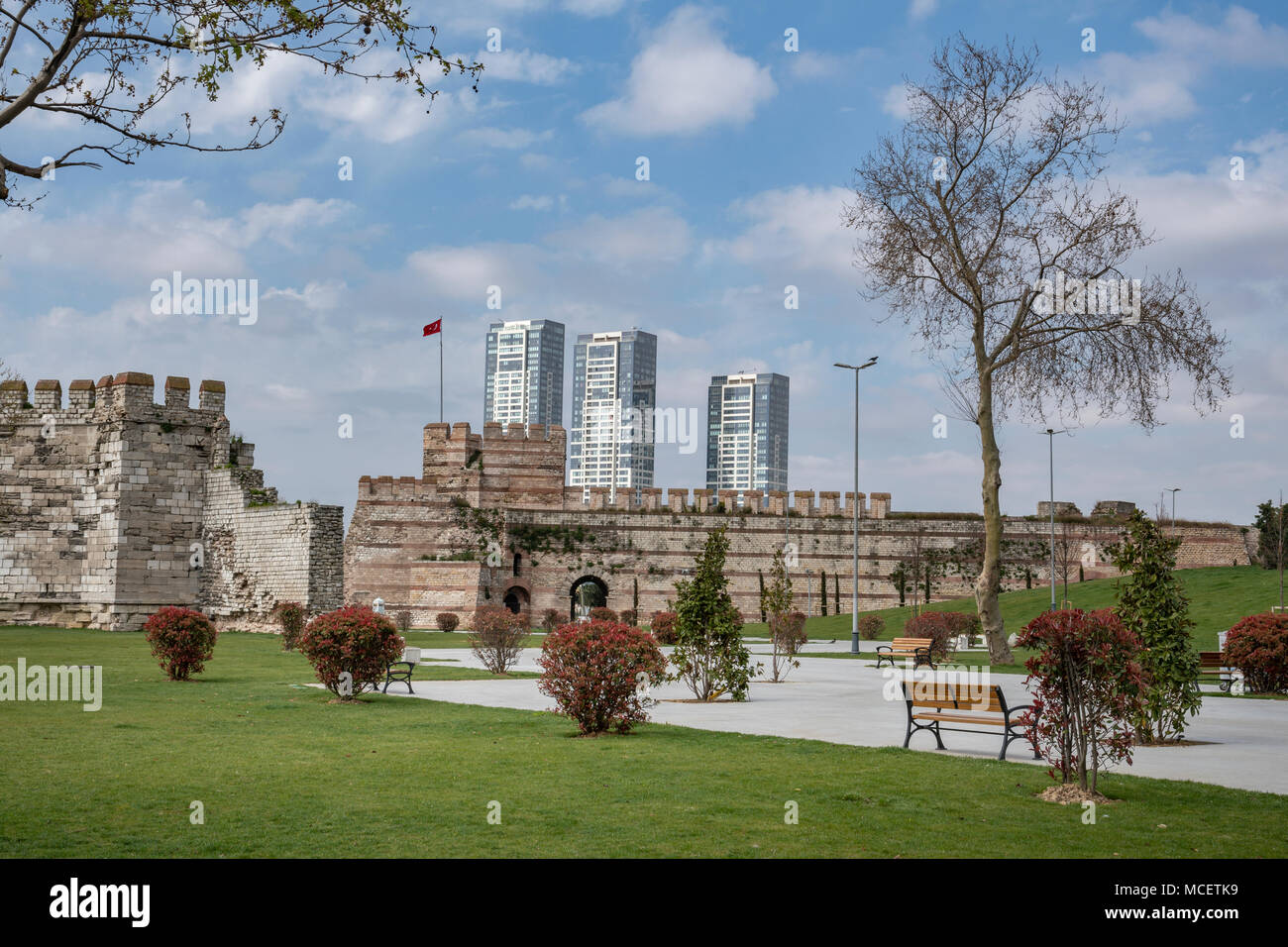 Les murs de la ville byzantine de Yedikule quartier dans le district de Fatih, à Istanbul. Banque D'Images