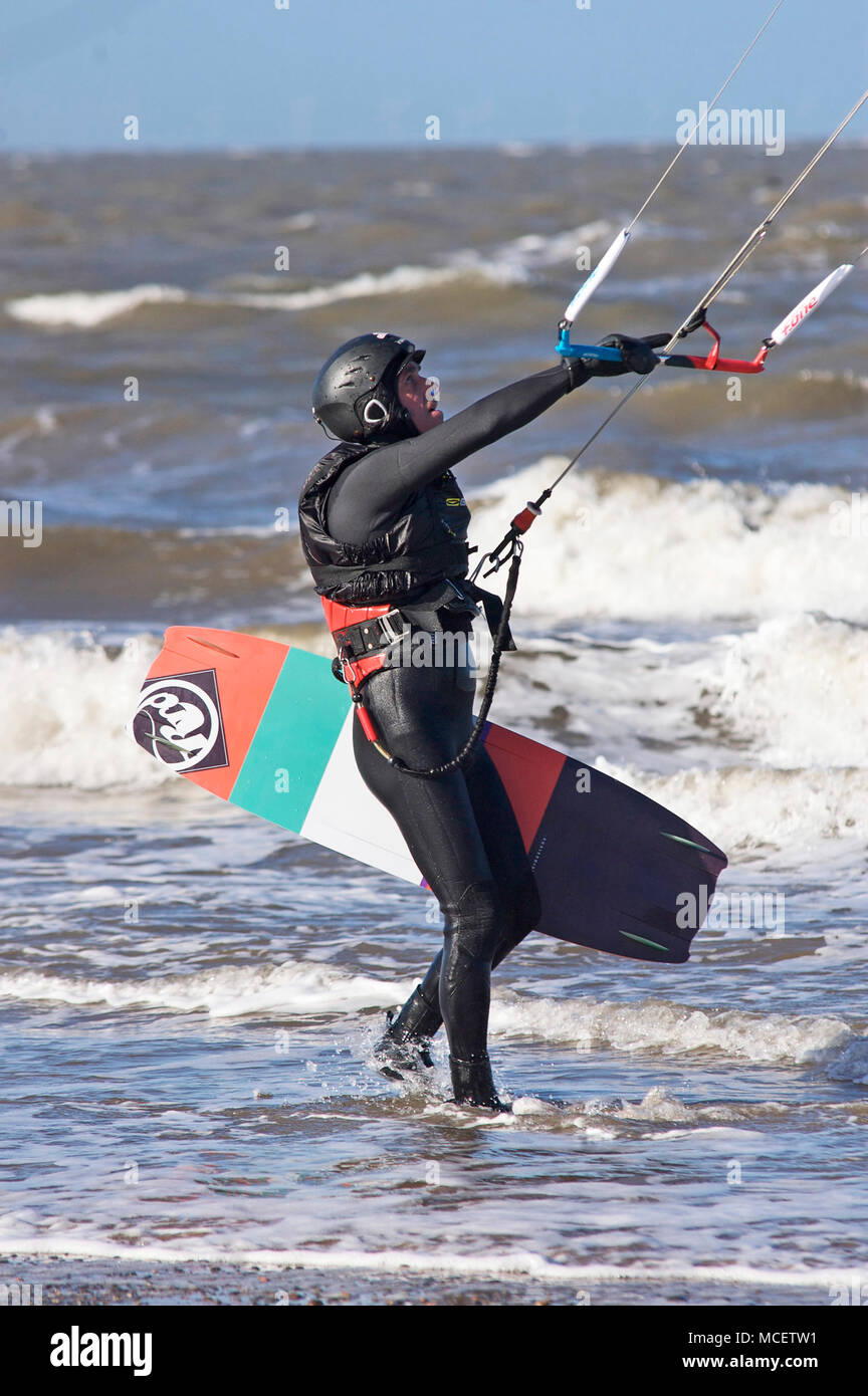 Kite surfer dans la mer au large de Fleetwood, Lancashire, Royaume-Uni Banque D'Images