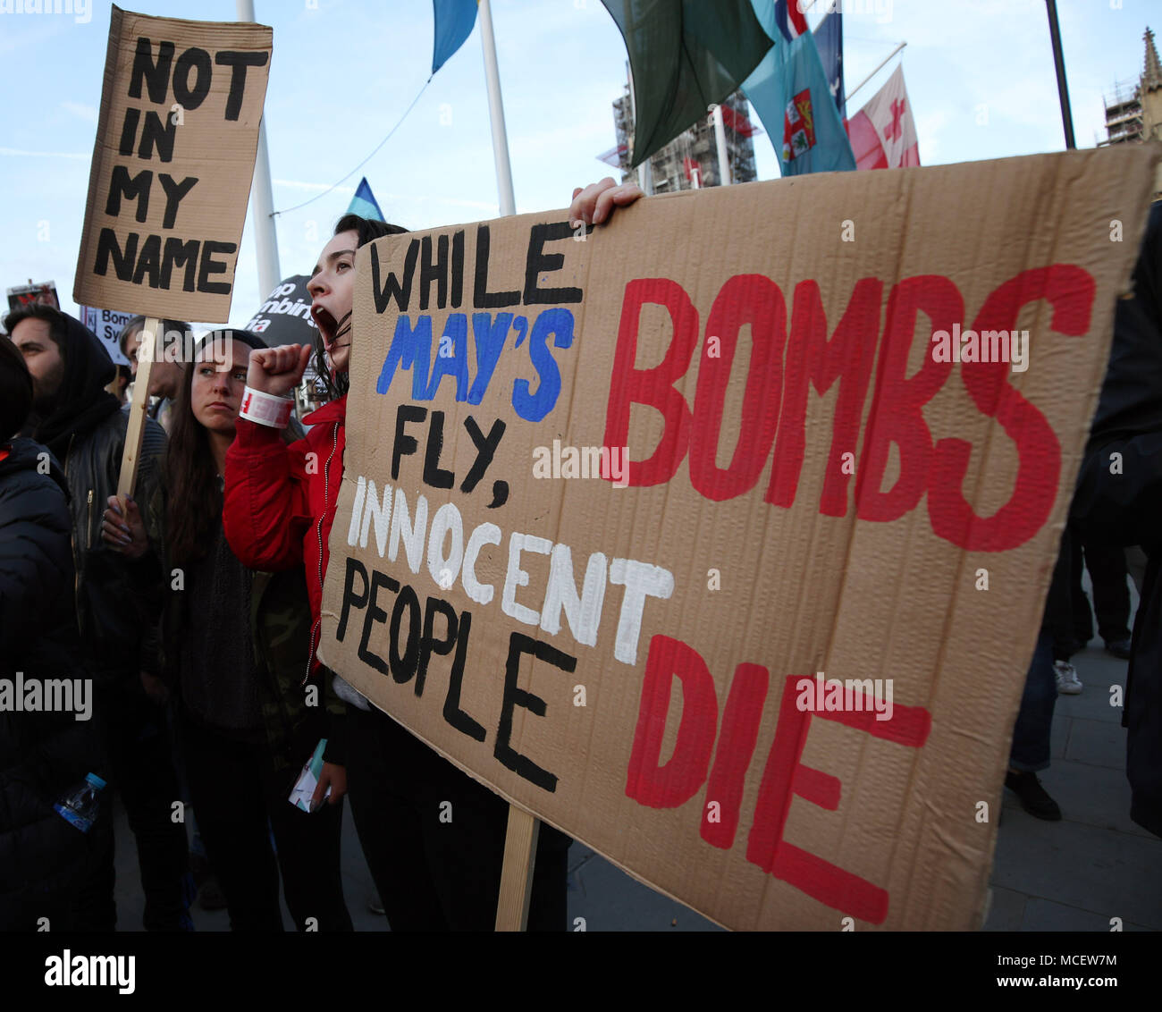 Les manifestants au cours d'une manifestation contre une intervention militaire en Syrie à Parliament Square, Londres. Banque D'Images