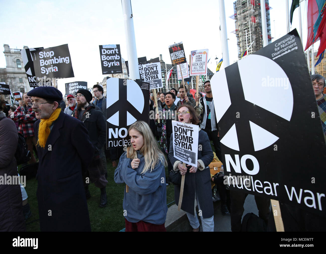 Les manifestants au cours d'une manifestation contre une intervention militaire en Syrie à Parliament Square, Londres. Banque D'Images