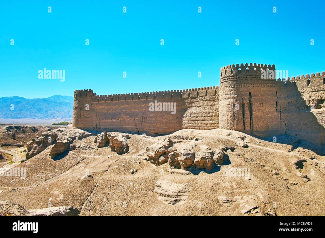 Les énormes remparts adobe d'Arg-e Rayen, situé sur vallonné zone déserte de province de Kerman, Iran. Banque D'Images