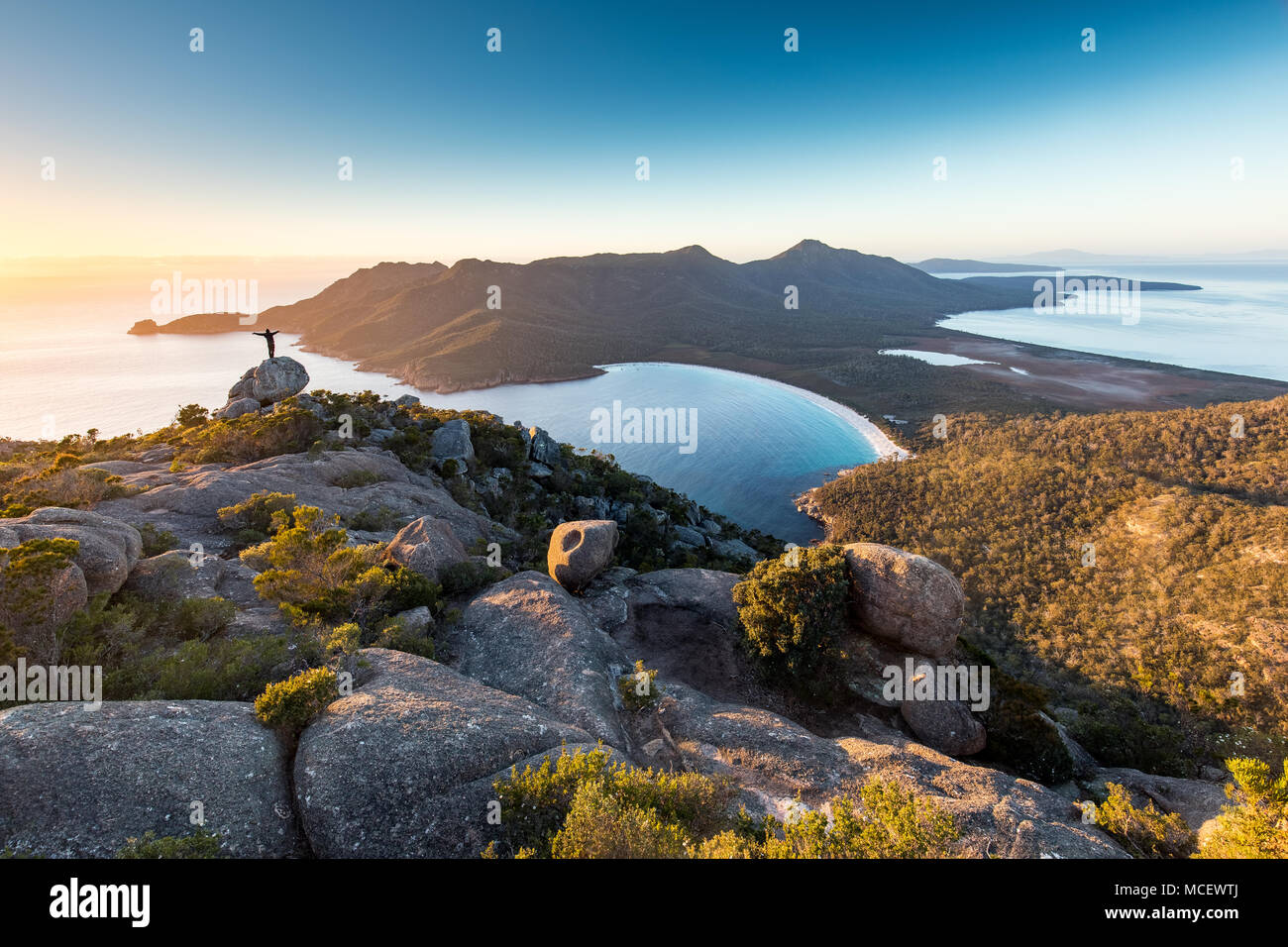 Sunrise de mt. Amos sur la magnifique baie et la winglass parc national de Freycinet. Banque D'Images