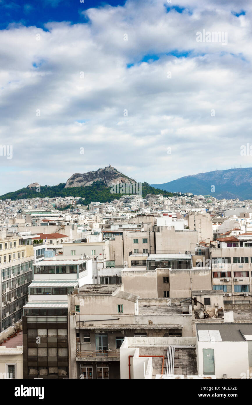 Paysage urbain et la montagne contre le ciel, Athènes, Grèce Banque D'Images