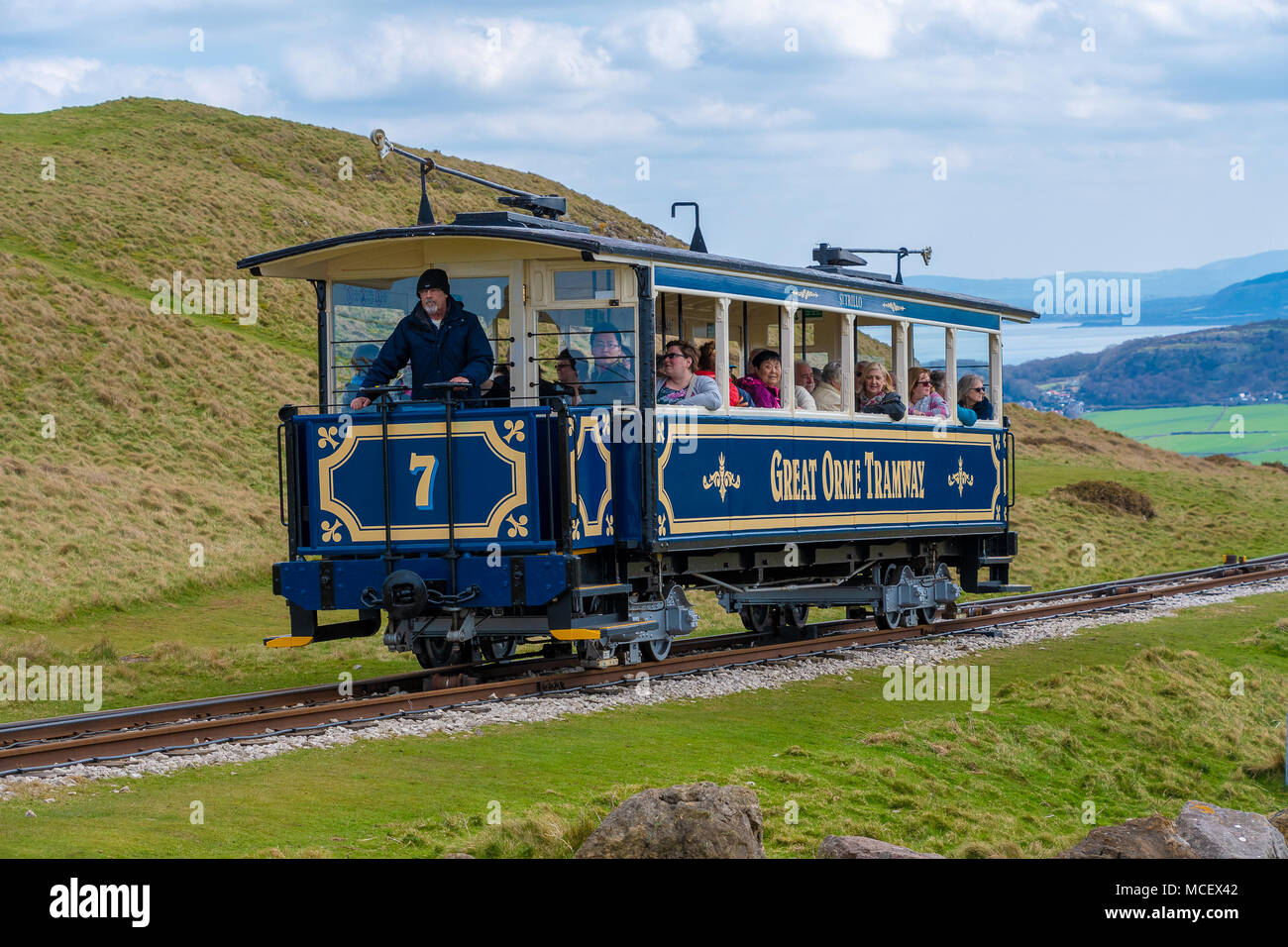 Galles - avril 14th, 2018 : Le Tramway de Great Orme de prendre les passagers à la gare du sommet. Il est le seul survivant à câble street ra Banque D'Images