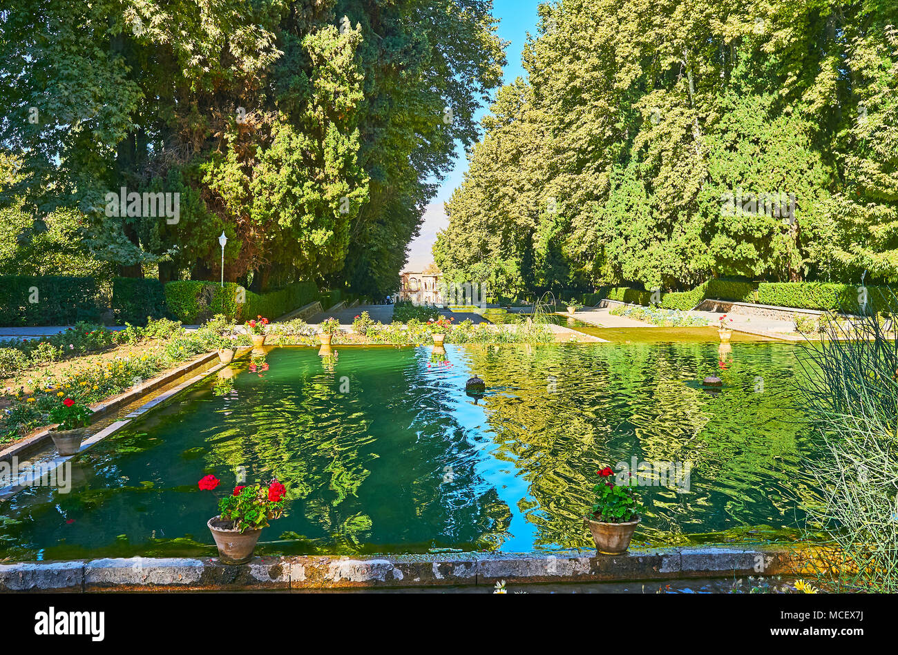 La vue depuis la terrasse supérieure du Shazdeh Garden, donnant sur la colline, d'un système d'étangs et de tranchées, un écrin de verdure et de l'abaisser, Mahan, Ira Banque D'Images