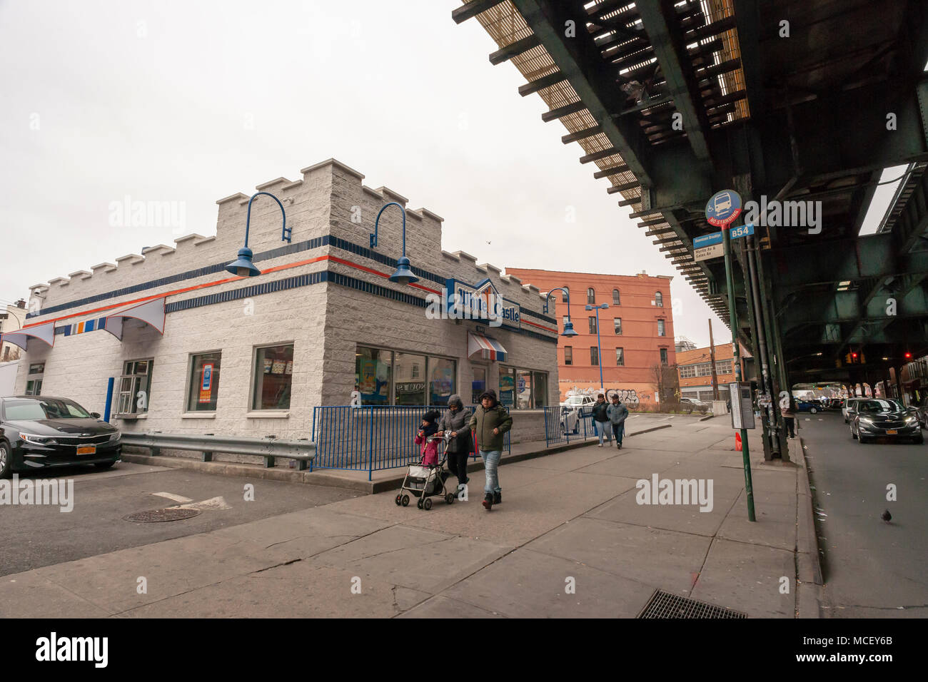 Château Blanc lance le curseur impossible l'utilisation de plantes de "viande" Impossible Aliments, vu dans un château blanc à Brooklyn à New York le Dimanche, Avril 15, 2018. Impossible sans viande Aliments le boeuf haché est utilisé pour créer le nouvel élément de menu, auparavant disponible que dans des restaurants à ambiance décontractée et fin et est en ce moment sur le menu est à 140 endroits dans le New York et Chicago.Les curseurs de vendre pour $1.99, environ le double du prix de leur produit original. (Â© Richard B. Levine) Banque D'Images