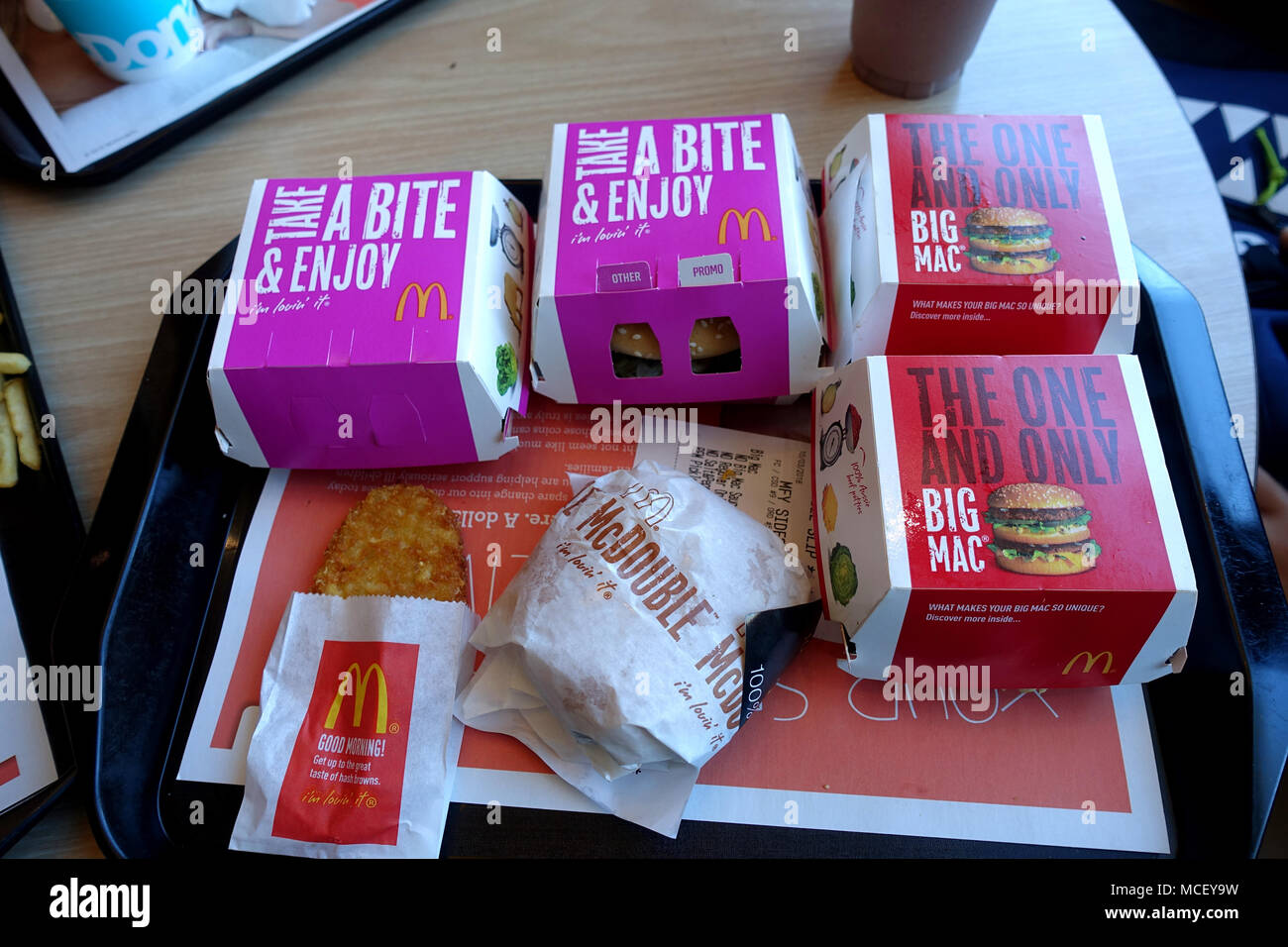 McDonald's australienne des hamburgers, des frites et un verre sur un plateau Banque D'Images