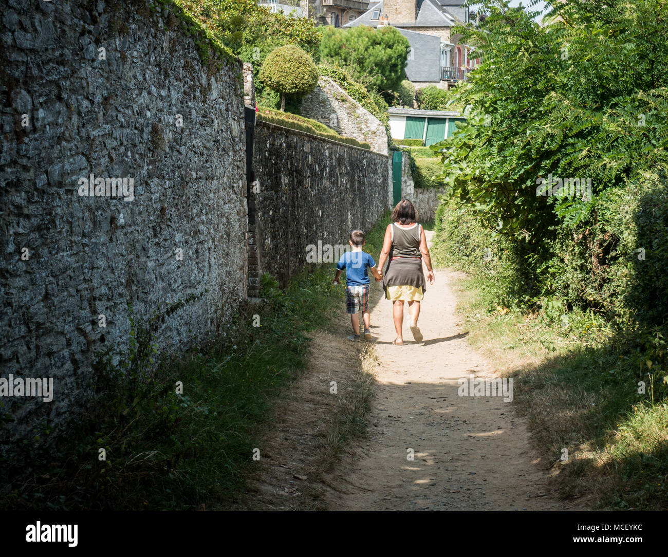 Vue arrière de la mère et le fils marche, Bretagne, France, Europe Banque D'Images