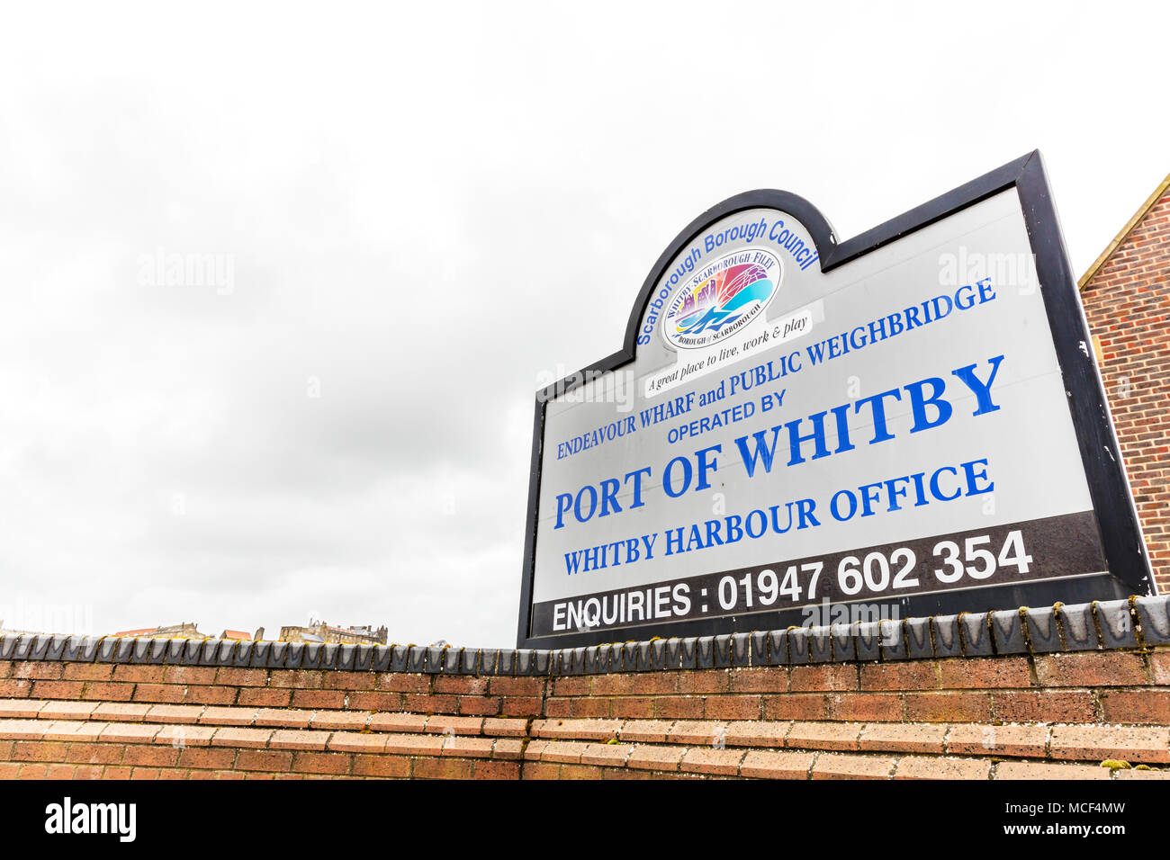 Whitby Whitby dans le Yorkshire au Royaume-Uni, UK, Whitby Town UK, Whitby Whitby Harbour Ville Yorkshire, UK, Port de Whitby, Port de Whitby signe, Port de Whitby Harbour Banque D'Images