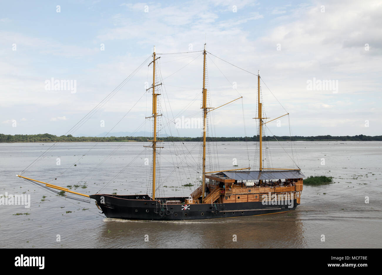 Bateau de Pirate sur la rivière Guayas à Guayaquil en Équateur. C'est une réplique de la Henry Morgan ship Banque D'Images