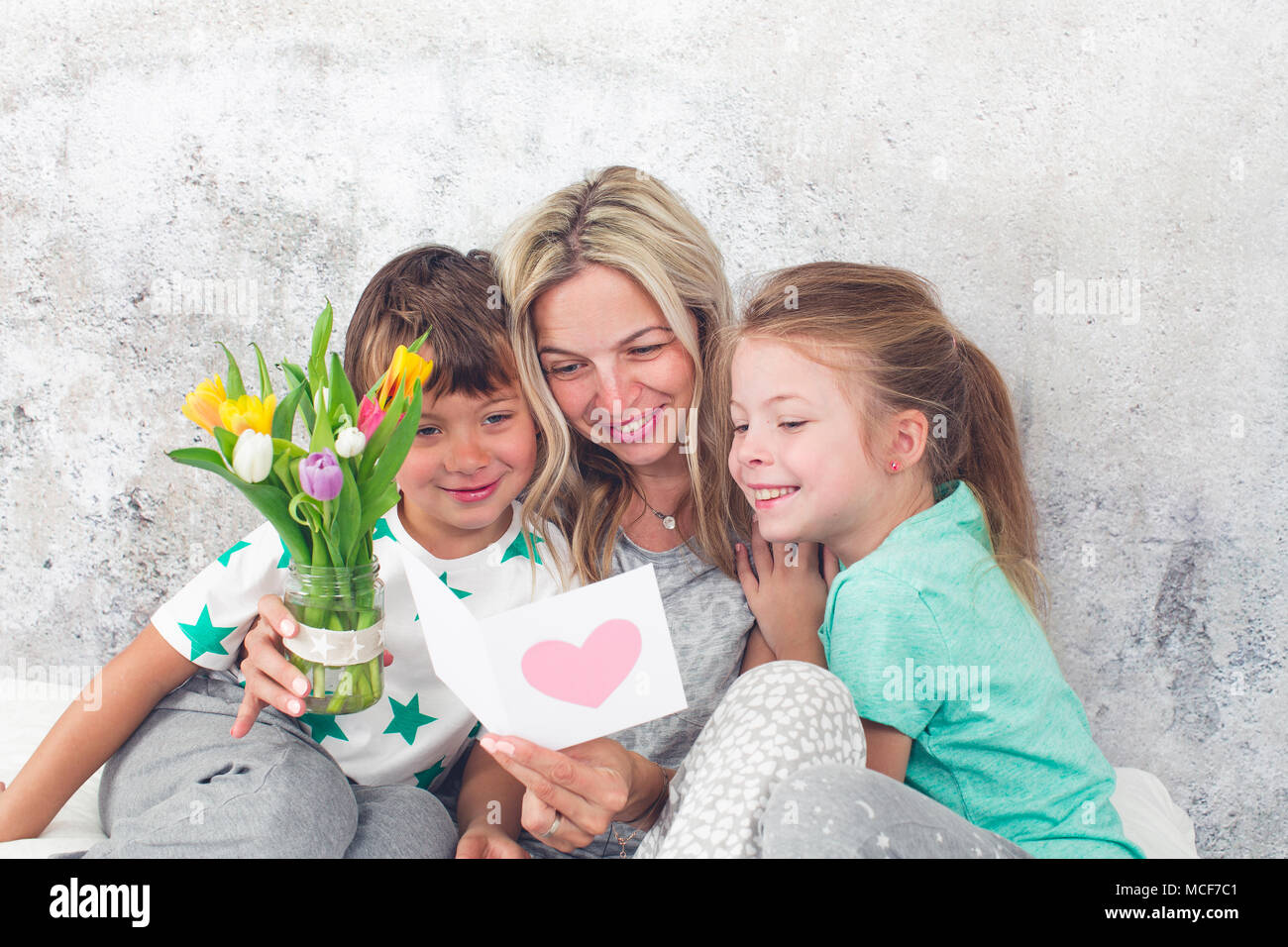 Happy Family - féliciter les enfants pour la Fête des Mères Banque D'Images