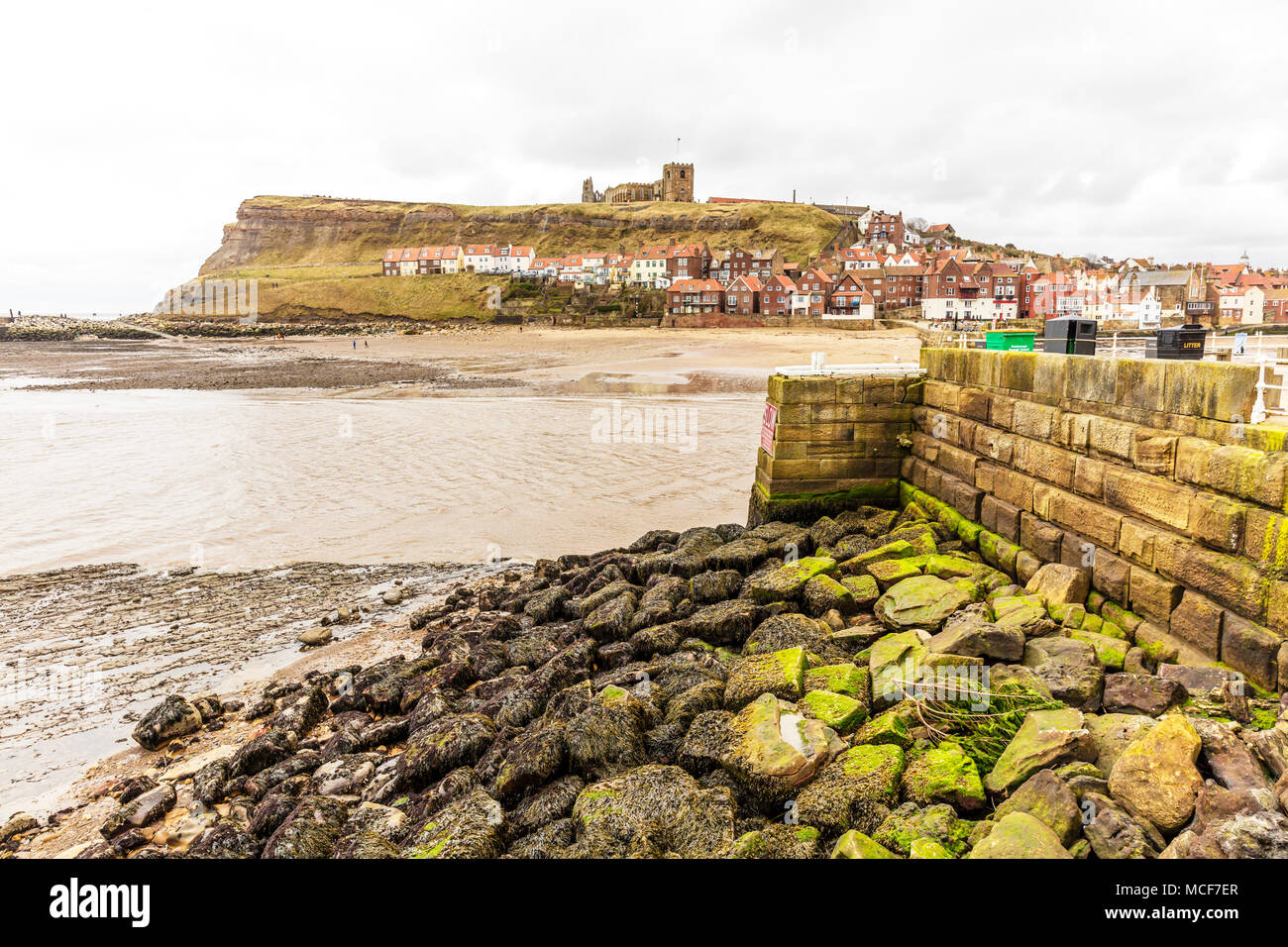 Whitby Whitby dans le Yorkshire au Royaume-Uni, UK, Whitby Town UK, Whitby Whitby Harbour Ville Yorkshire, UK, Port de Whitby, Whiby Whiby murs de l'église, port, Whitby, Banque D'Images